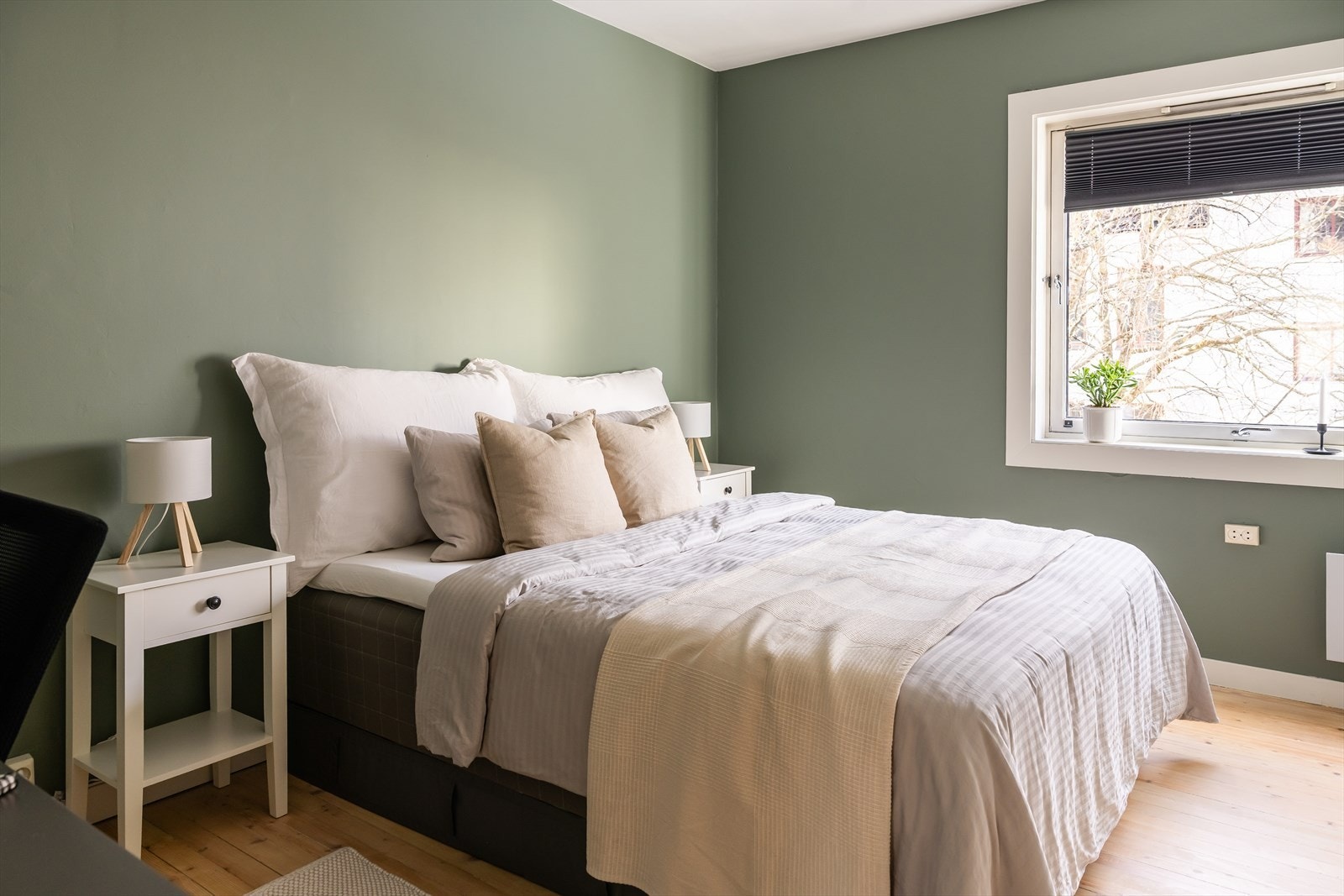 Her har du god plass til dobbeltseng og tilhørende møblement. Galleribilde