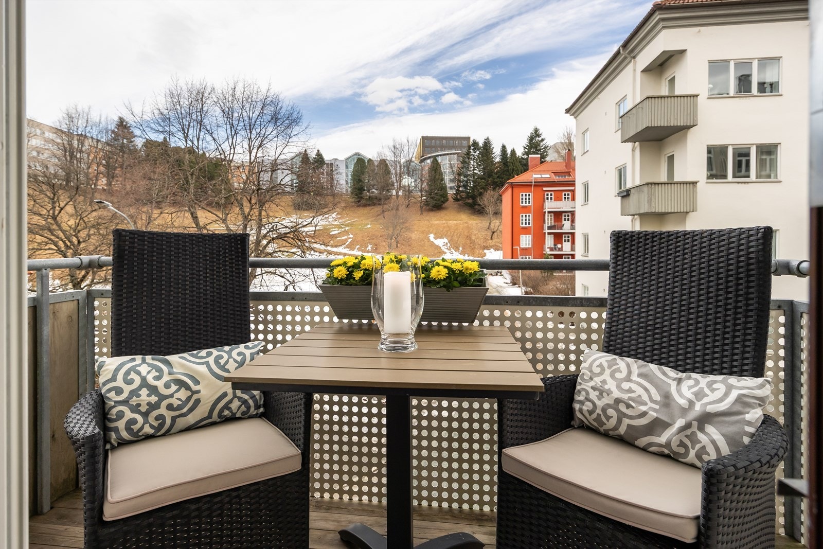 Balkongen vender mot øst og byr på morgen- og formiddagssol. Tross sentral beliggenhet ligger leiligheten tilbaketrukket til med fantastisk utsikt ut mot Høyskoleparken. Galleribilde