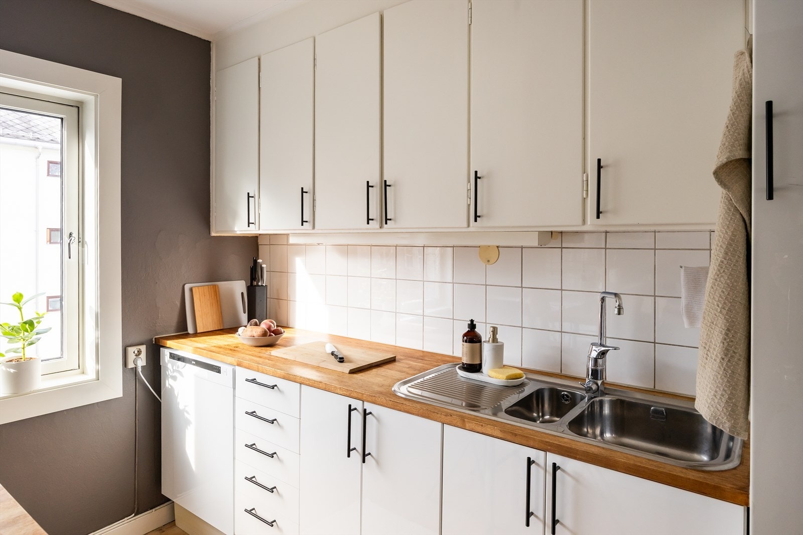 Det er integrerte hvitevarer som komfyr og steketopp. Galleribilde