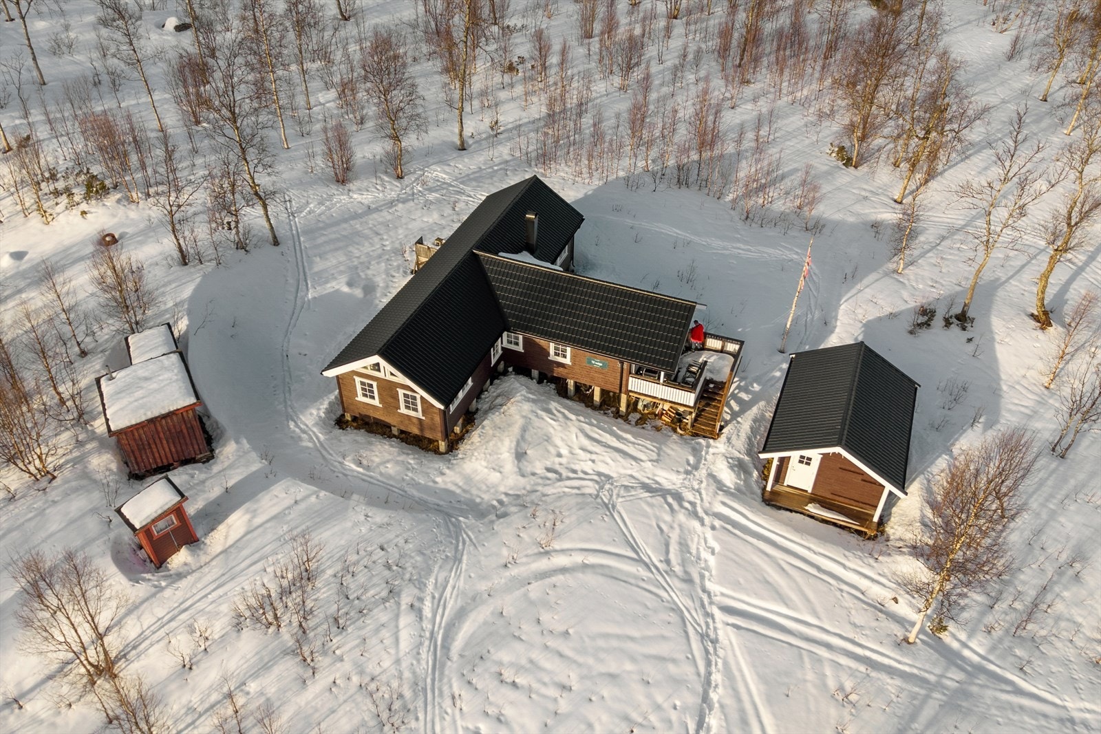 Det er et eldre uthus og utedo på tomten - Selger opplyser om at disse må rives for å ikke overstige totalt tillat bebygd areal på tomten Galleribilde
