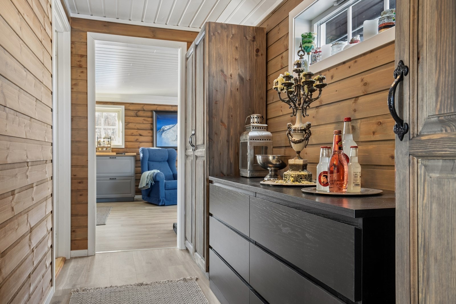 Videre kommer du inn i en praktisk mellomgang utstyrt med garderobeskap, samt plass til kommode ved behov for ytterligere lagringsplass Galleribilde