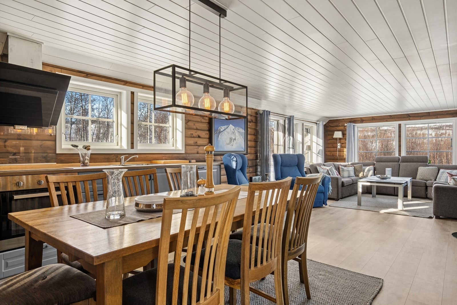 Spisestuen er praktisk plassert like ved kjøkkenet og byr på god plass til langbord. Det er klargjort for taklampe over spisebordet. Galleribilde