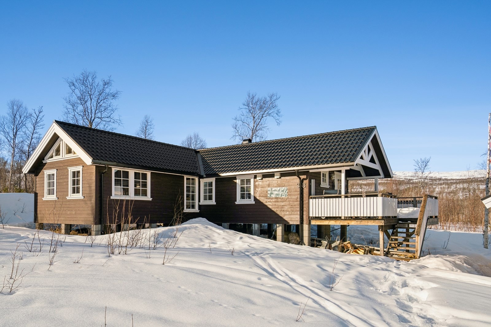 Det er utvendig trapp som tar deg opp til et overbygget inngangsparti - Her er det også veranda med god plass til utemøbler Galleribilde