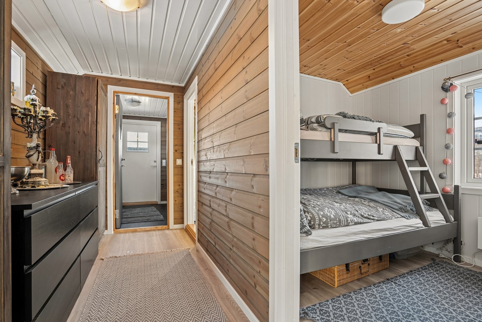 Fra mellomgangen har du tilgang til bad og det ene soverommet - De tre øvrige soverommene ligger innenfor kjøkkenet Galleribilde