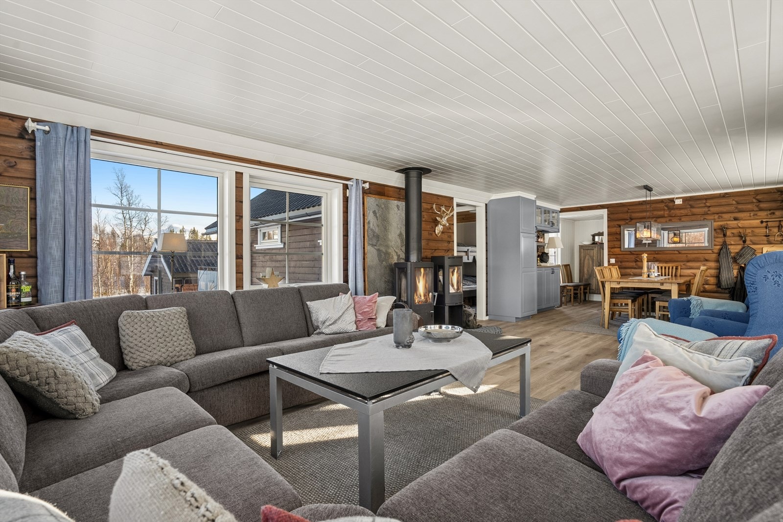 Stuen er romslig med god plass til stor sofakrok, samt spisebord ved det åpne kjøkkenet Galleribilde