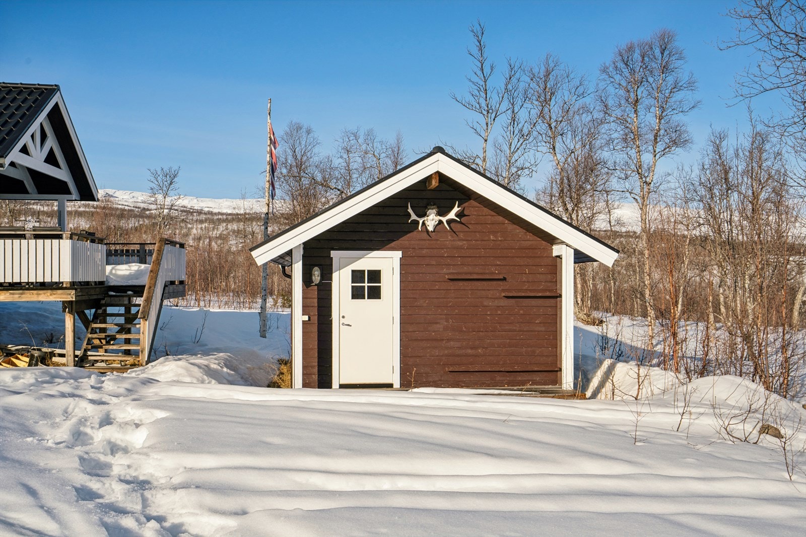 Annekset er oppført i ca. 2020 - Selger opplyser om at anneks ligger utenfor området til punktfeste og er større enn omsøkt (se mer under punkt "ferdigattest/brukstillatelse") Galleribilde
