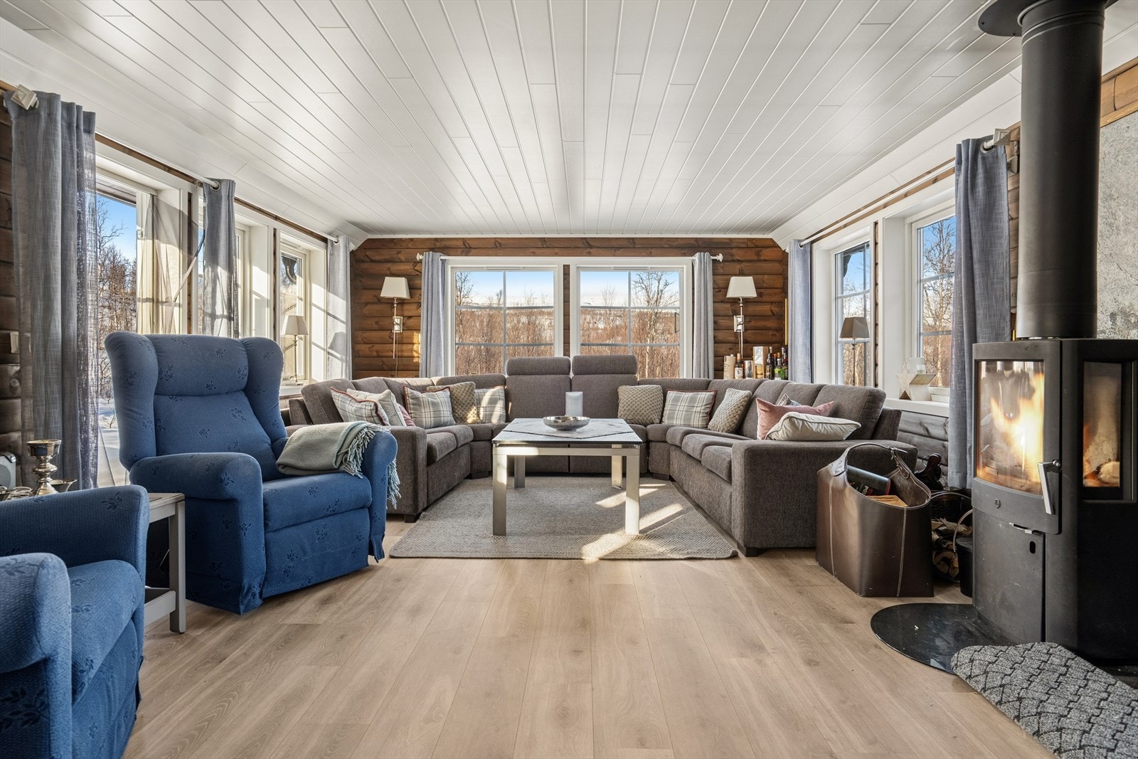 Det er store vindusflater i stuen som slipper inn rikelig med dagslys - Her er det også utgang til terrasse Galleribilde