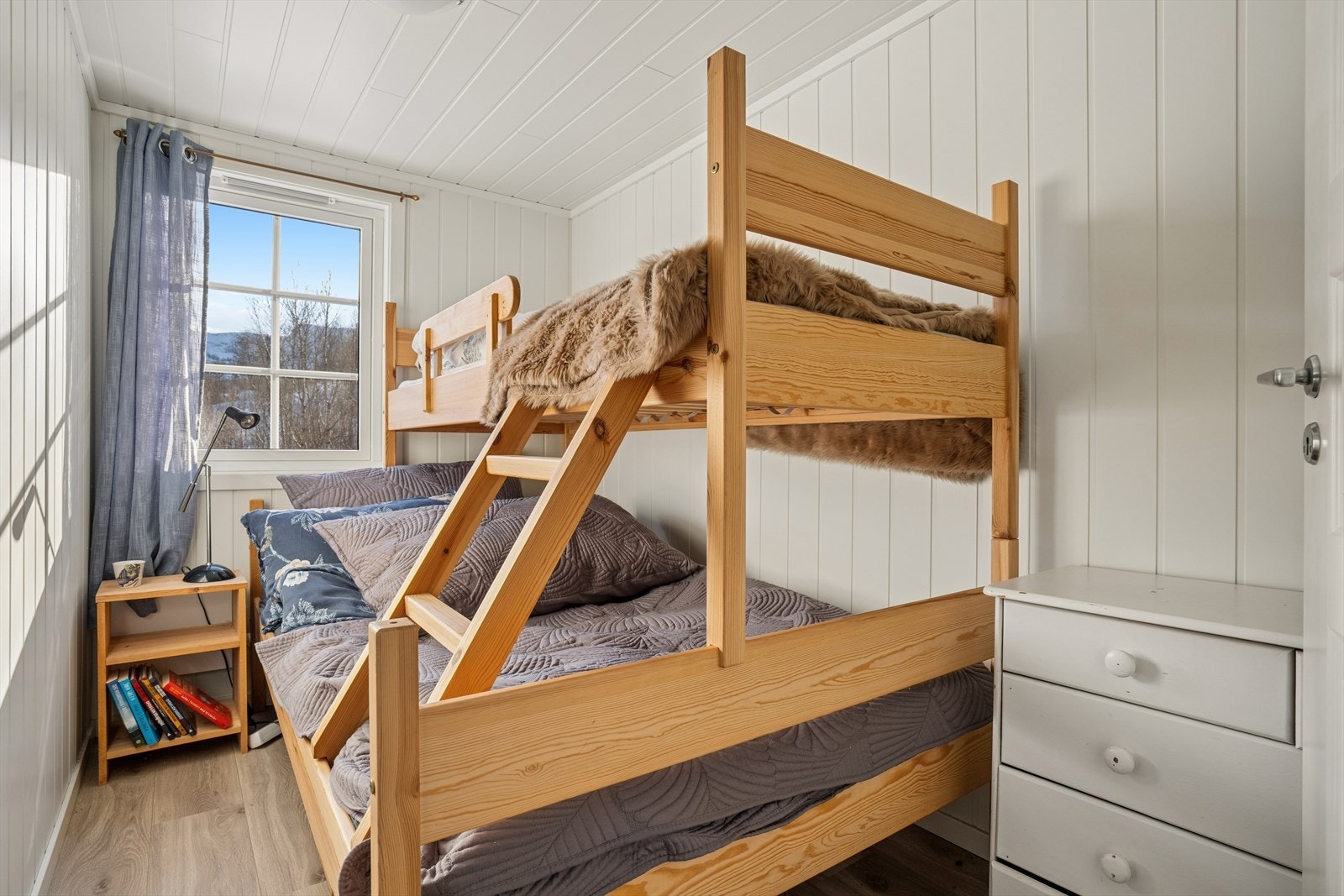 Soverom II - De tre øvrige soverommene er innredet med køyesenger, noe som gir rikelig med sengeplasser Galleribilde