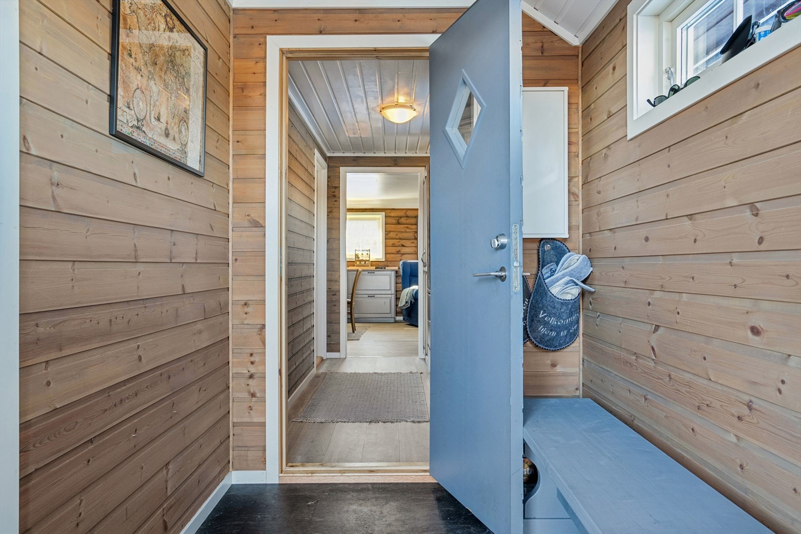 Du ønskes velkommen inn i en hyggelig entré, hvor du umiddelbart får deg gode hyttefølelsen Galleribilde