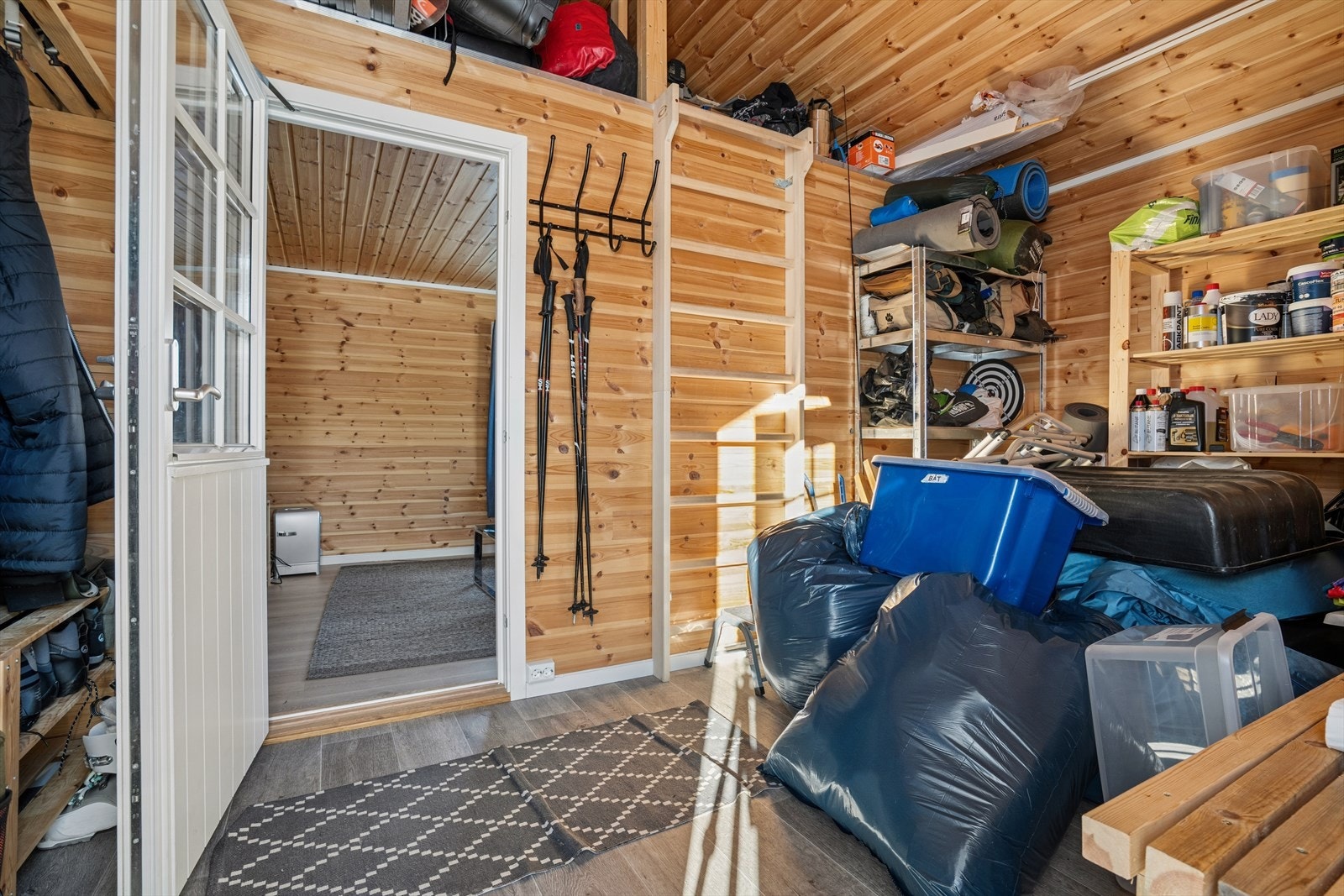 Bygningen er noe isolert og det er lagt frem strøm til belysning og forbruk - Kjekk hems til oppbevaring Galleribilde