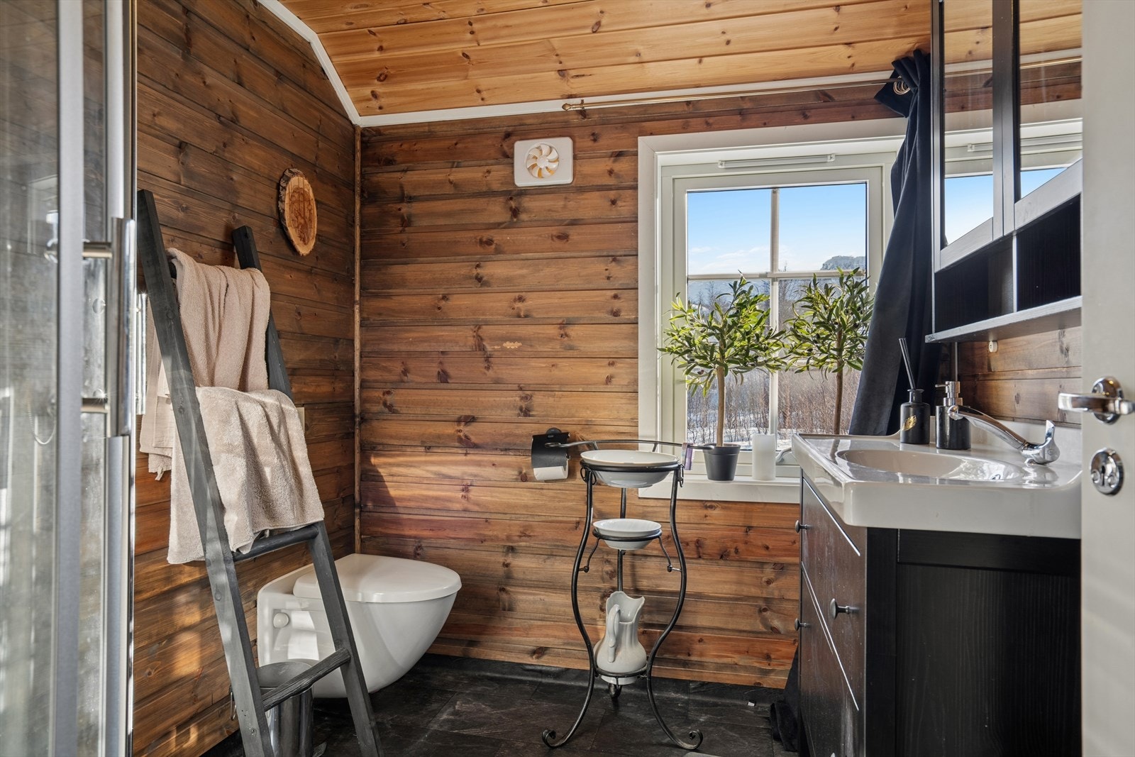 Her finner du dusjkabinett, baderomsinnredning og Jets spyletoalett Galleribilde