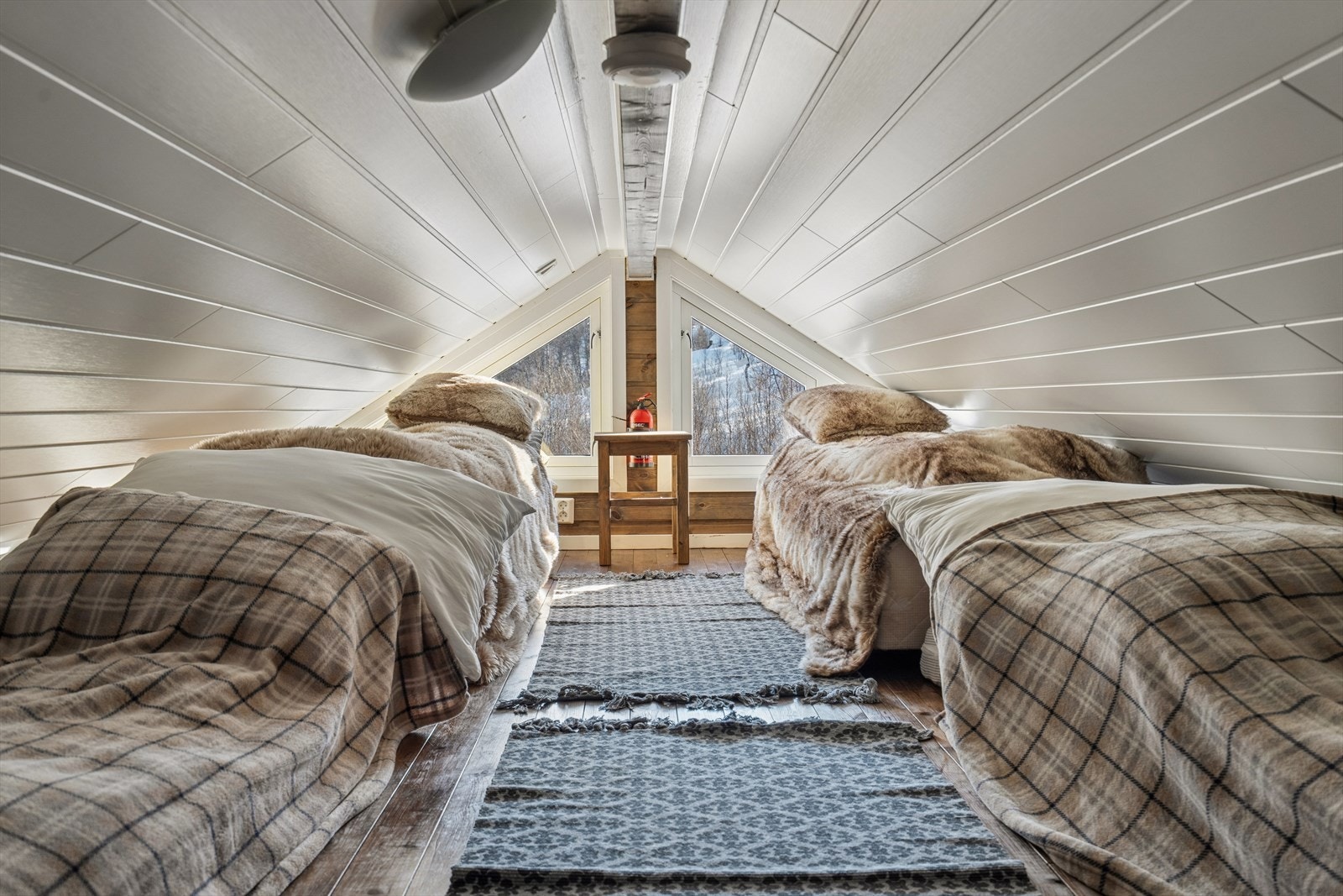 I tillegg er det hems over deler av hytta (lav takhøyde - ikke måleverdig areal) Galleribilde