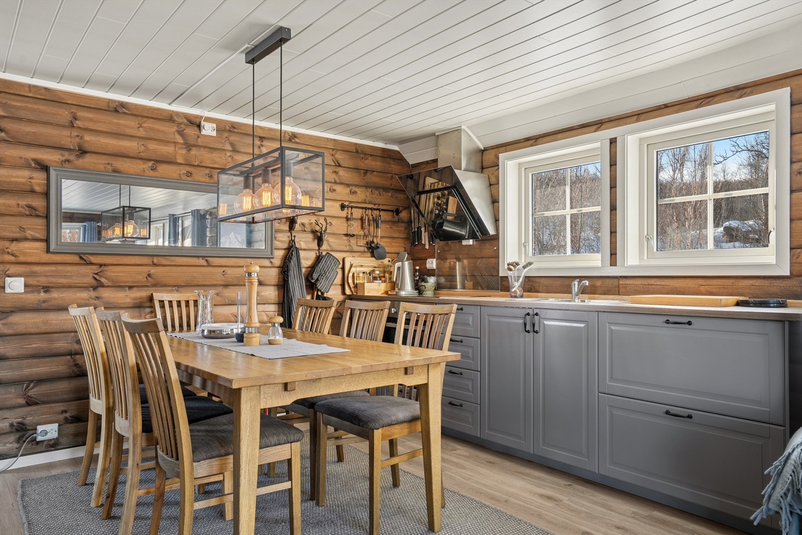 Hvitevarene medfølger og består av stekeovn, koketopp, kjøleskap og kjøkkenventilator over kokesone Galleribilde