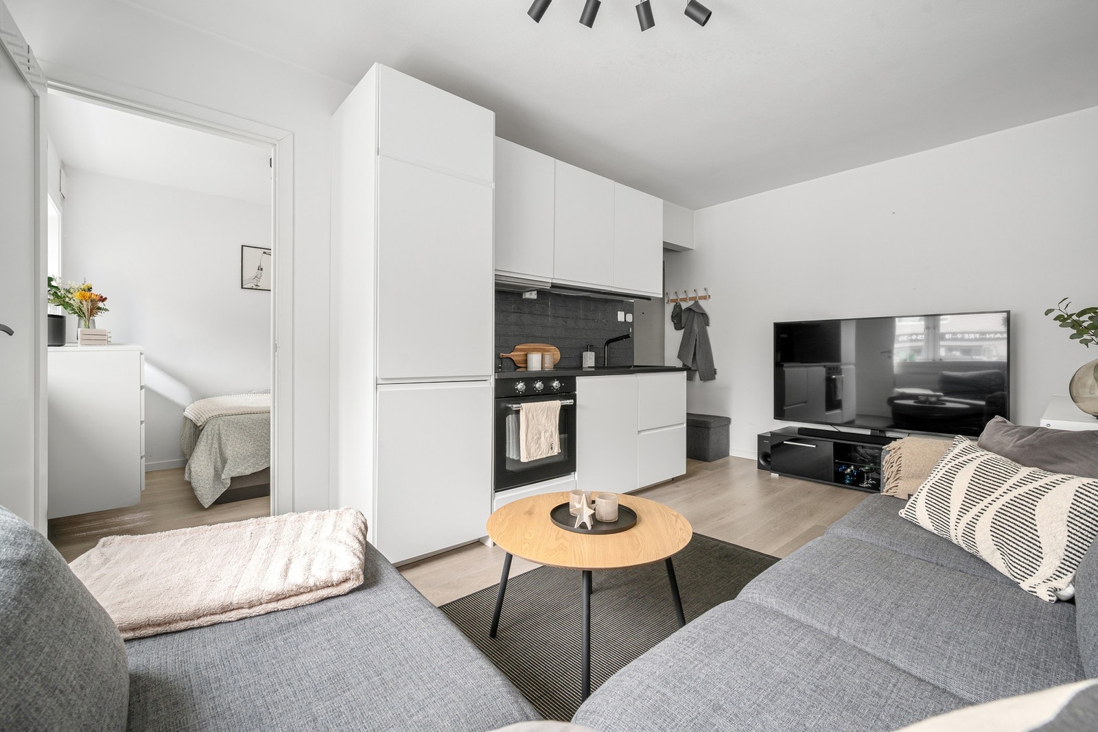 Åpen løsning mellom stue og kjøkken med romløsning som er lett å innrede. Galleribilde