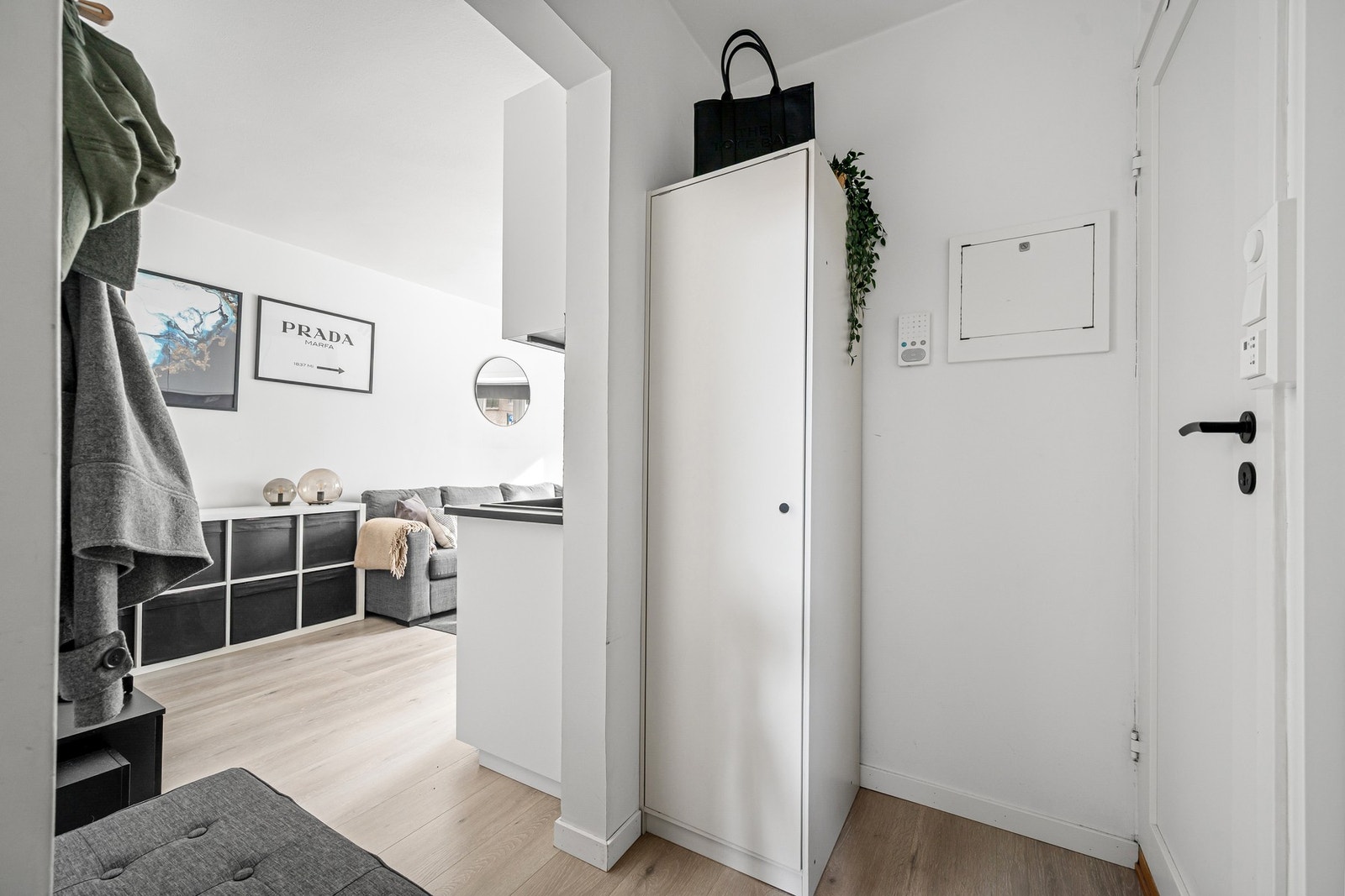 Innbydende entré med plass til oppheng av klær og sko. Galleribilde