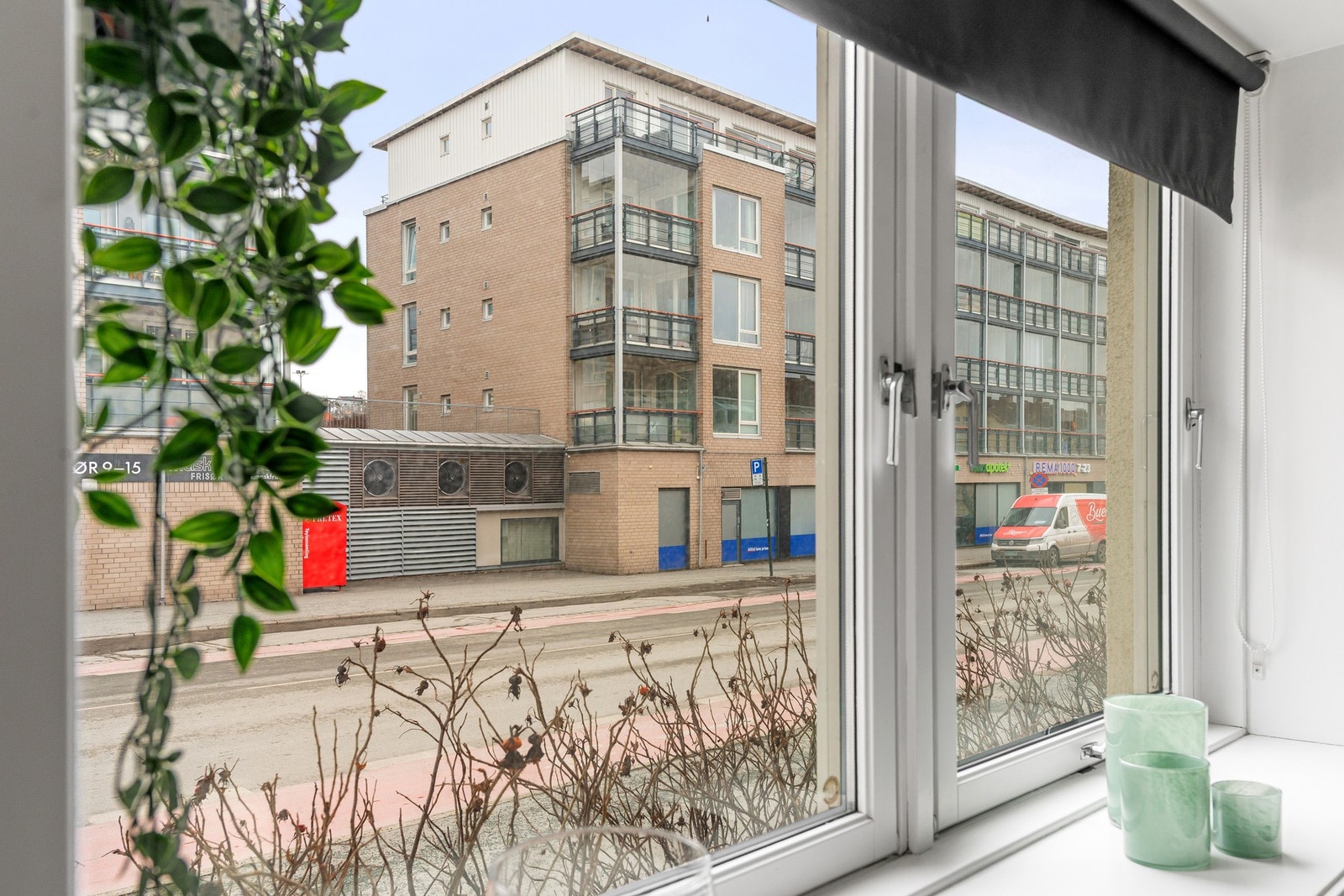 Et steinkast fra leiligheten finner du Rema 1000 som i tillegg holder åpent på søndager. Galleribilde