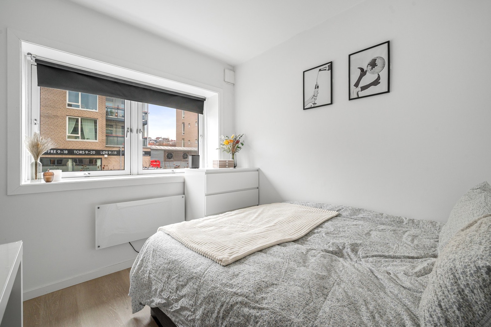 Soverommet har rikelig med lysinnslipp og god plass til dobbeltseng og garderobeløsning. Galleribilde