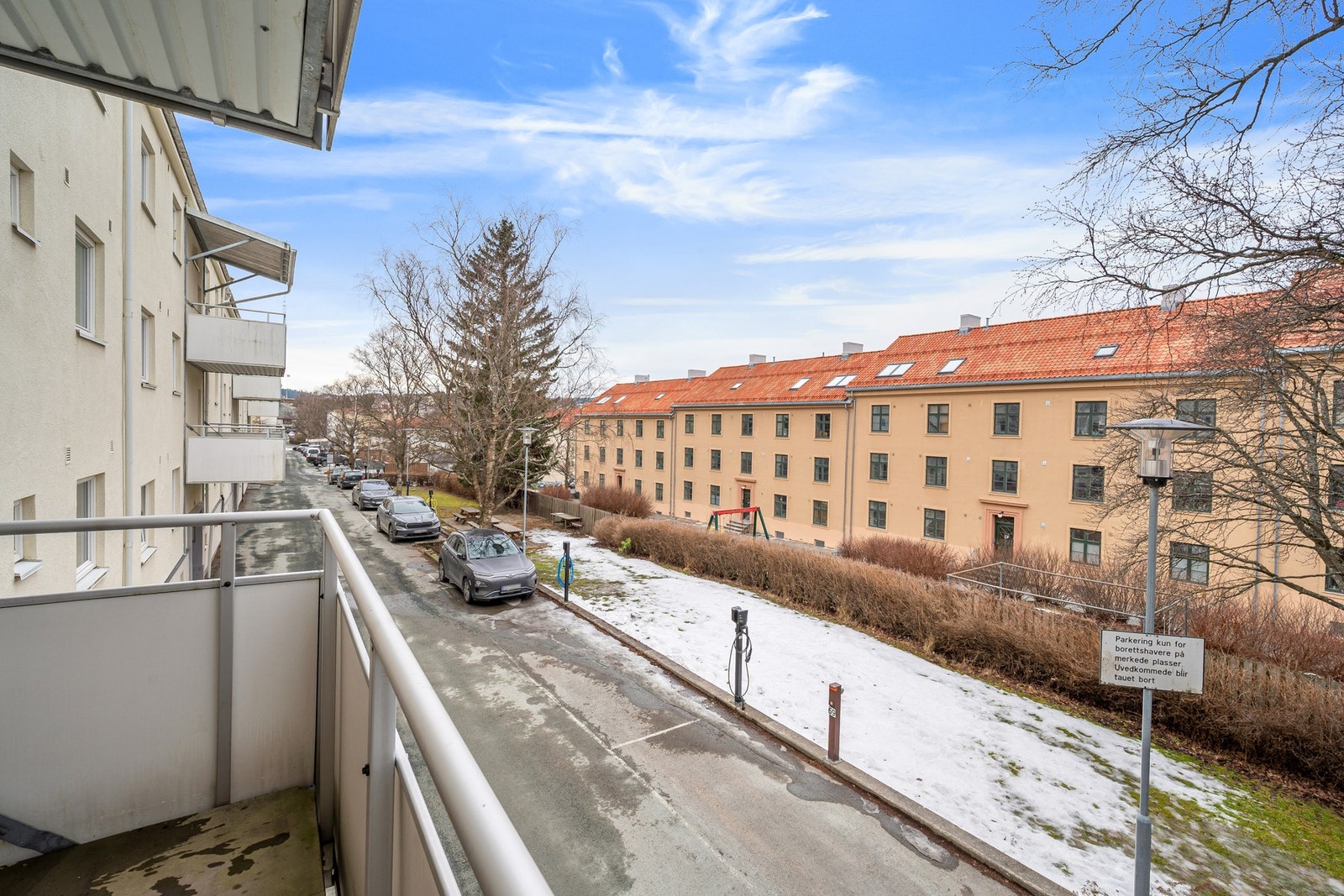 Felles balkong i 2.etasje som er ypperlig å benytte seg av i sommerhalvåret. Galleribilde