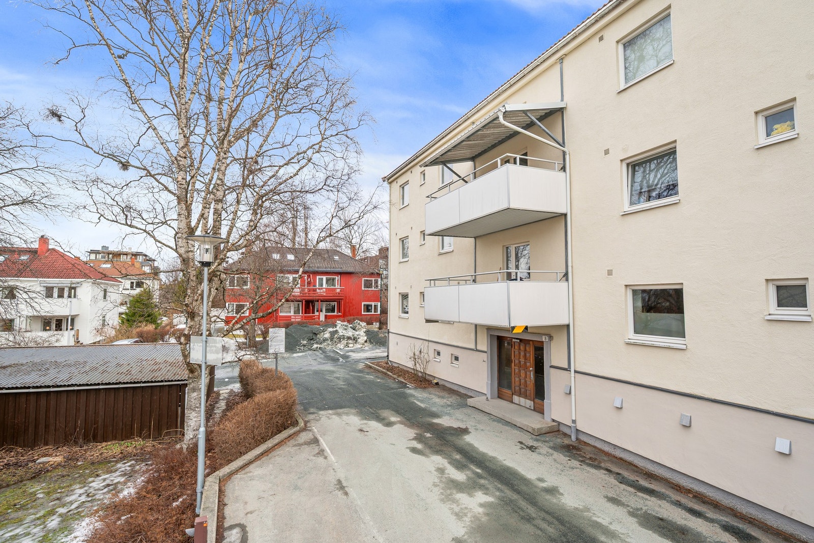 Det medfølger ingen p-plass men, borettslaget har 13 garasjeplasser (frittstående i rekke), 80 parkeringsplasser. Dette inkl. motorvarmer/lading. Ledige garasjer tildeles av styret etter oppslag i borettslaget. Ved tildeling av garasje betales også et geb Galleribilde