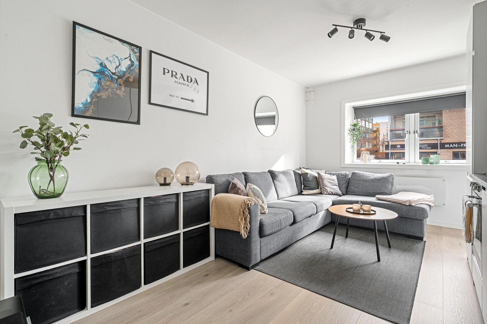 Leiligheten ble betydelig oppgradert i 2021, og består av tidsriktige og fine materialvalg. Galleribilde