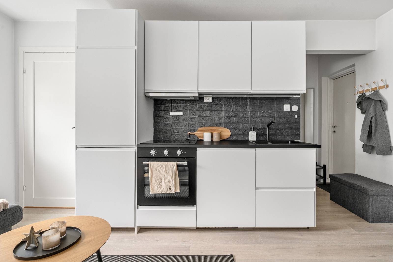 Stilrent kjøkken med god skap og benkeplass. Galleribilde