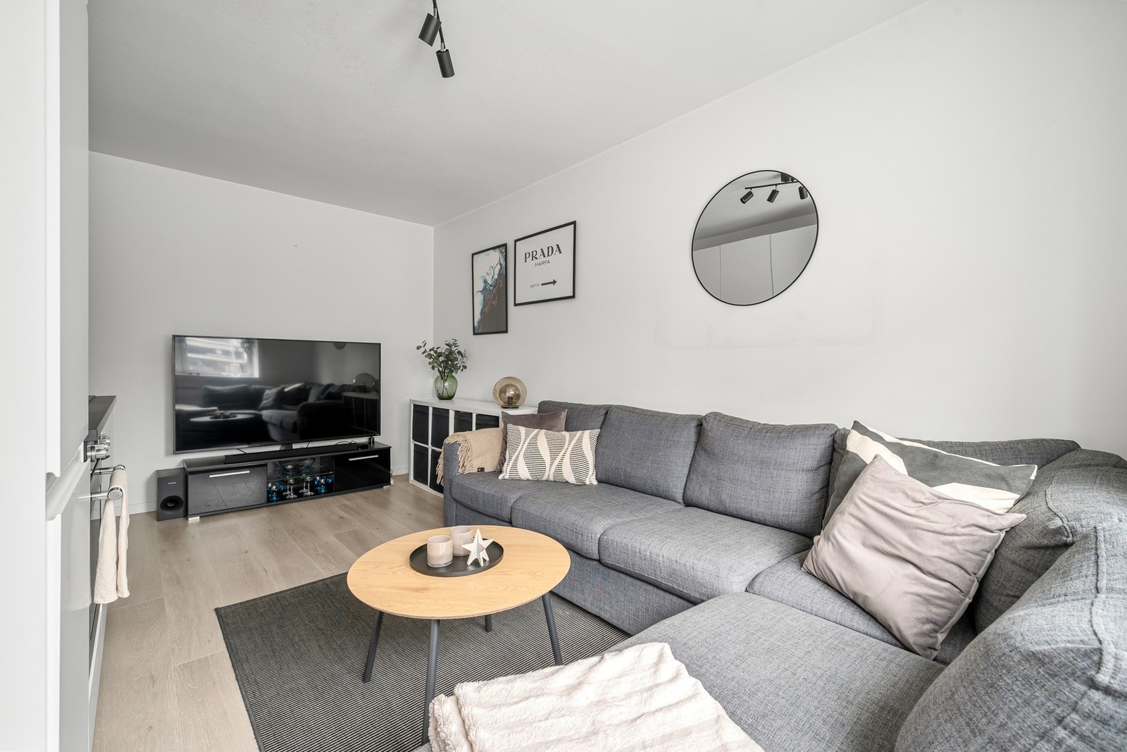 Delikat stue med plass til både sofagruppe og spisebord. Galleribilde