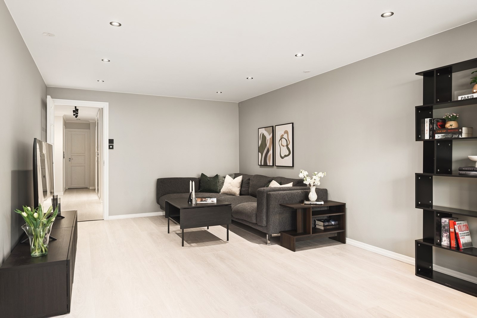 Det er lagt varmefolie i gulv i stue/kjøkken og gang, som bidrar til god komfort i oppholdsrommene. Galleribilde