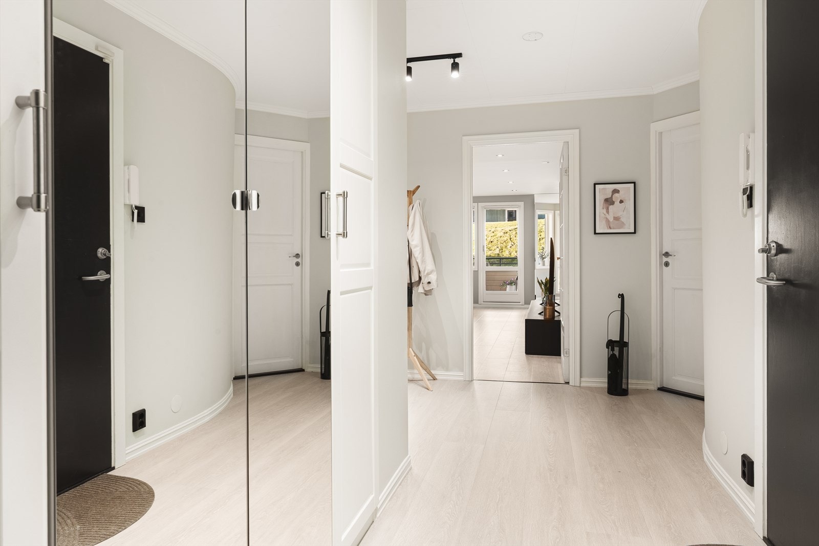 Velkommen inn. Vi beveger oss først inn til stuen! Galleribilde