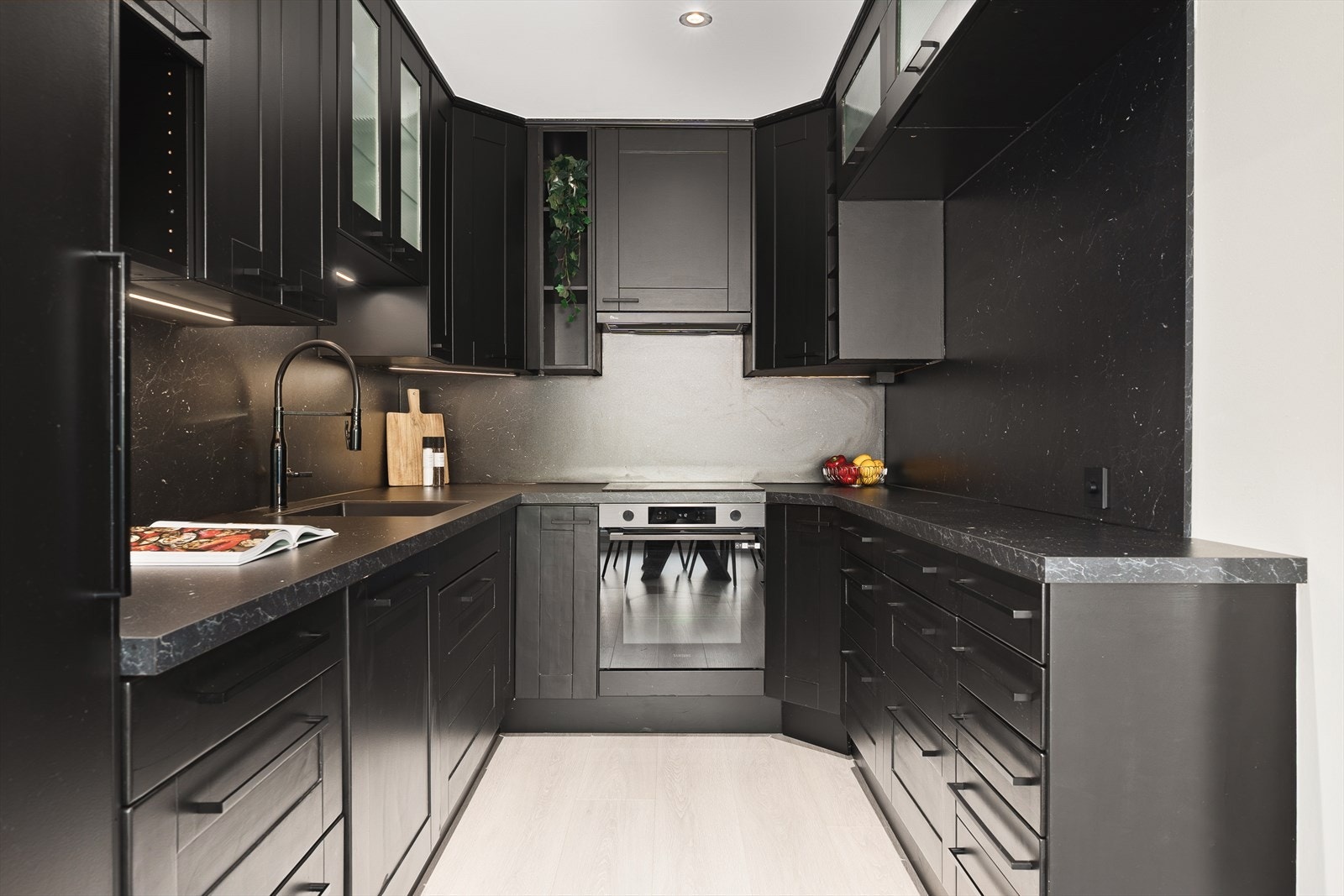 Kjøkkeninnredning med profilerte fronter og laminat benkeplate med underlimt vask. Galleribilde