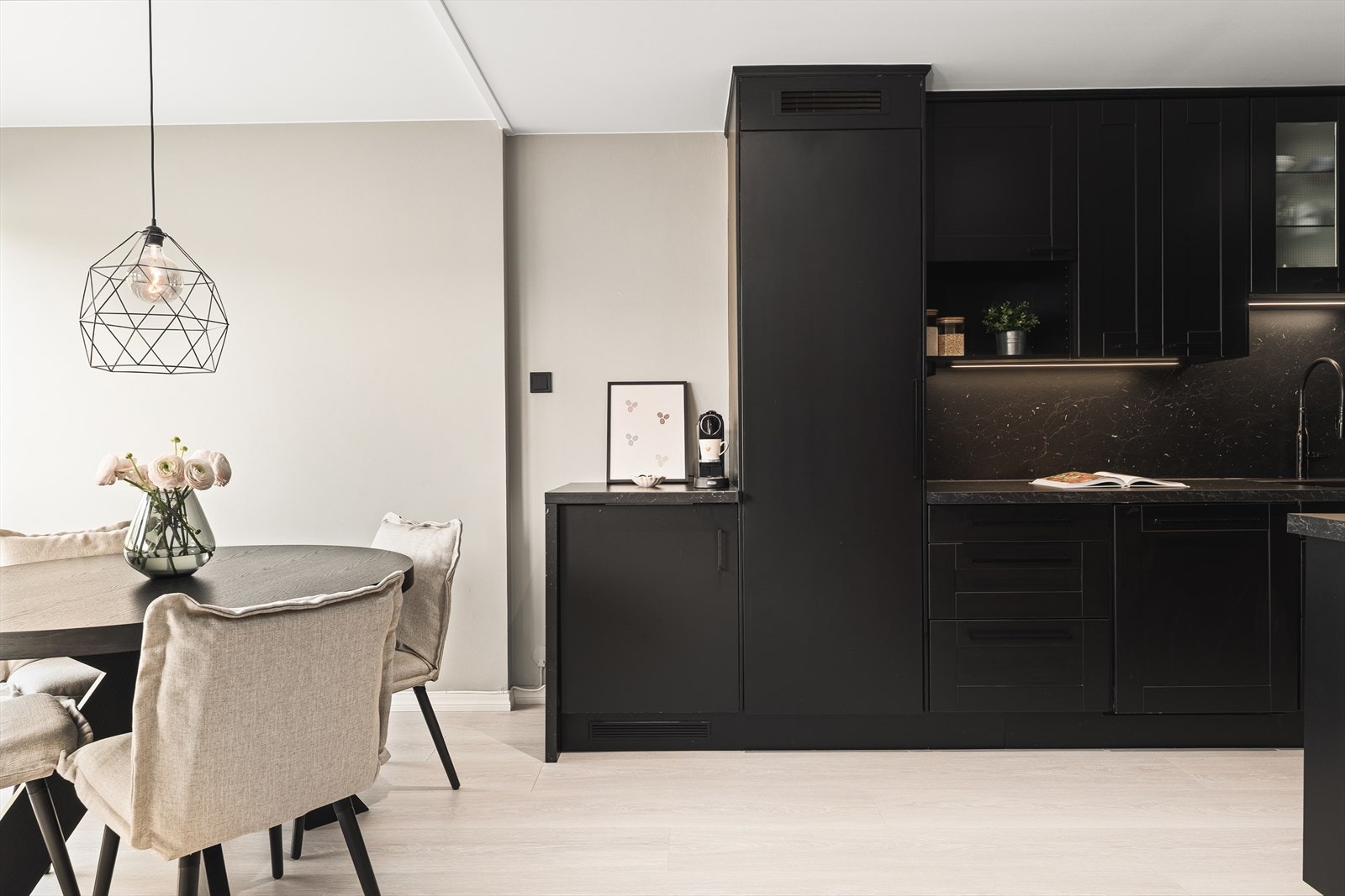 Fra stuen beveger man seg videre til kjøkkenet med delvis åpen løsning. Galleribilde