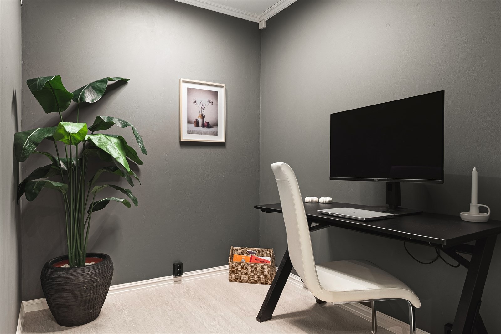 Rommet kan benyttes som hjemmekontor eller til praktisk innvendig oppbevaring. Galleribilde