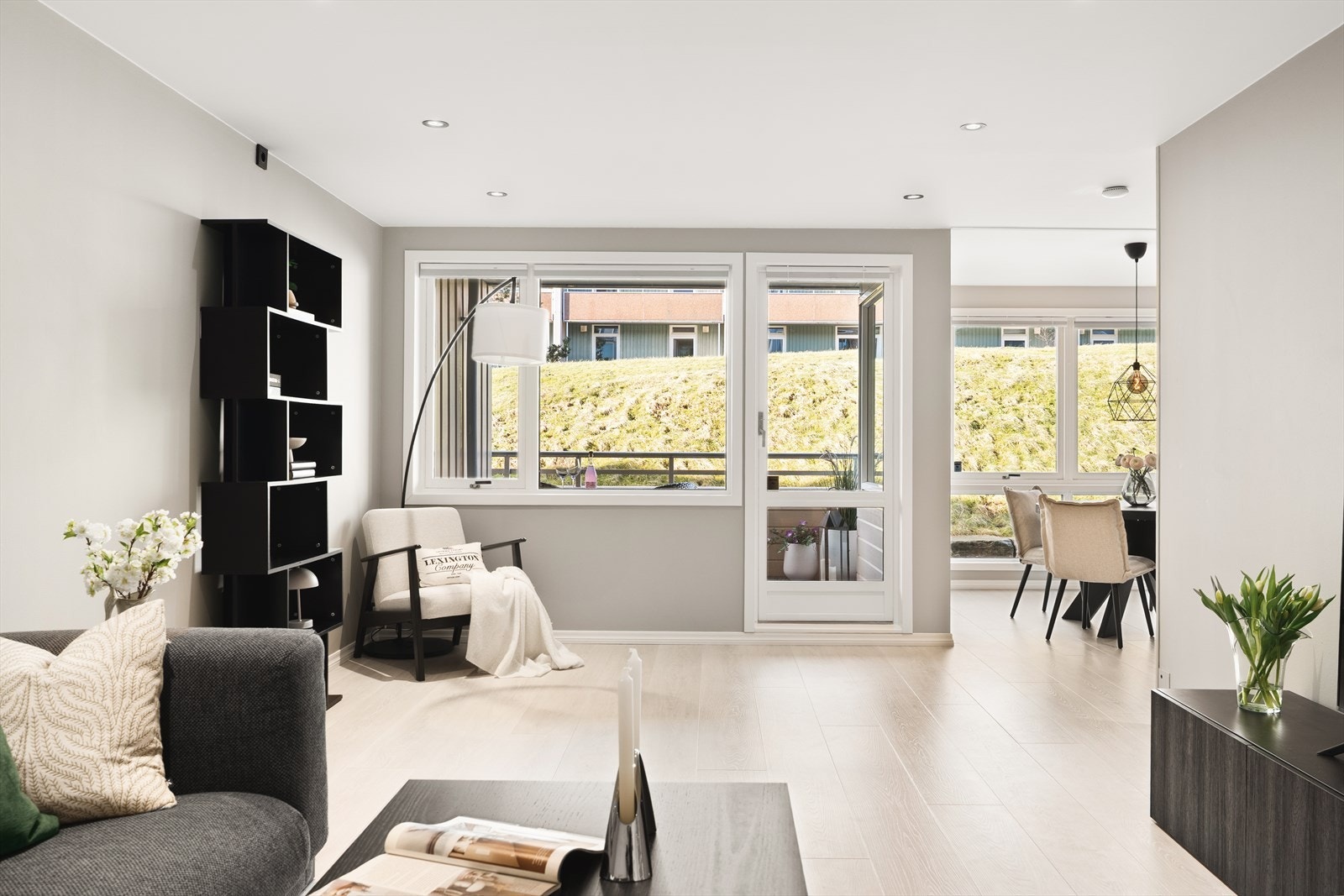 Stuen oppleves luftig og åpent, med en planløsning som gir fleksible møbleringsmuligheter. Galleribilde