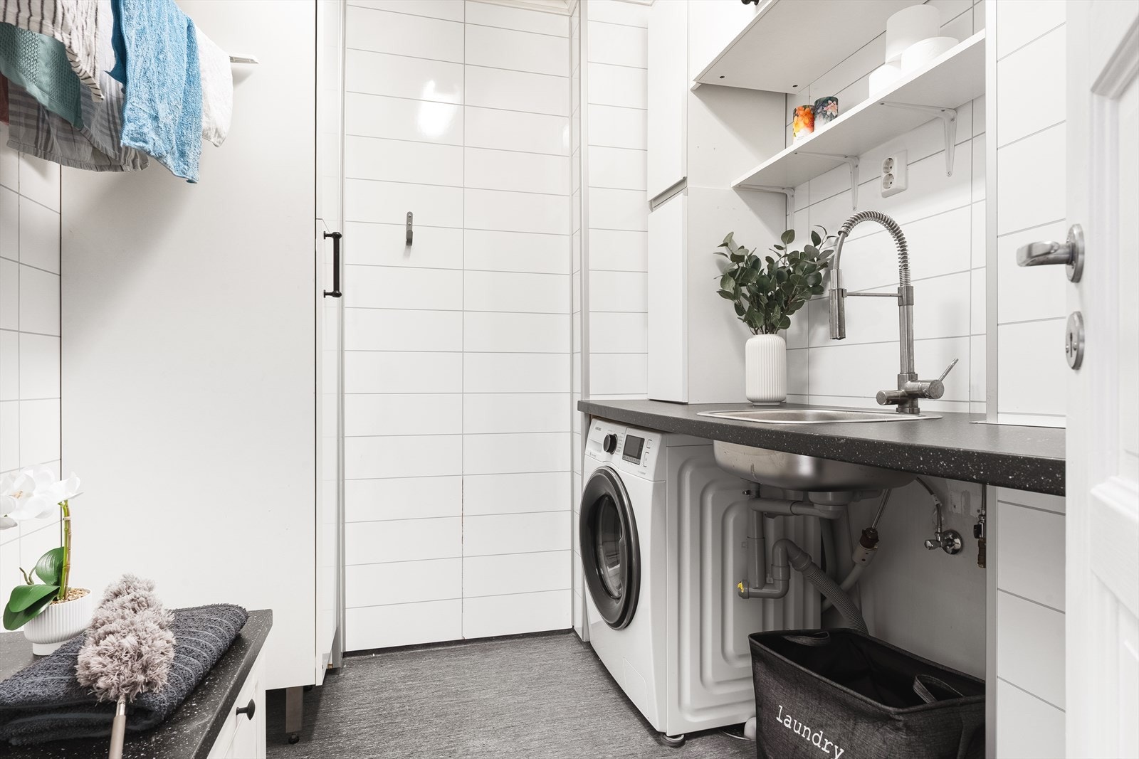 Praktisk vaskerom på 4,1 m² som gir en egen sone for klesvask og oppbevaring i boligen. Galleribilde