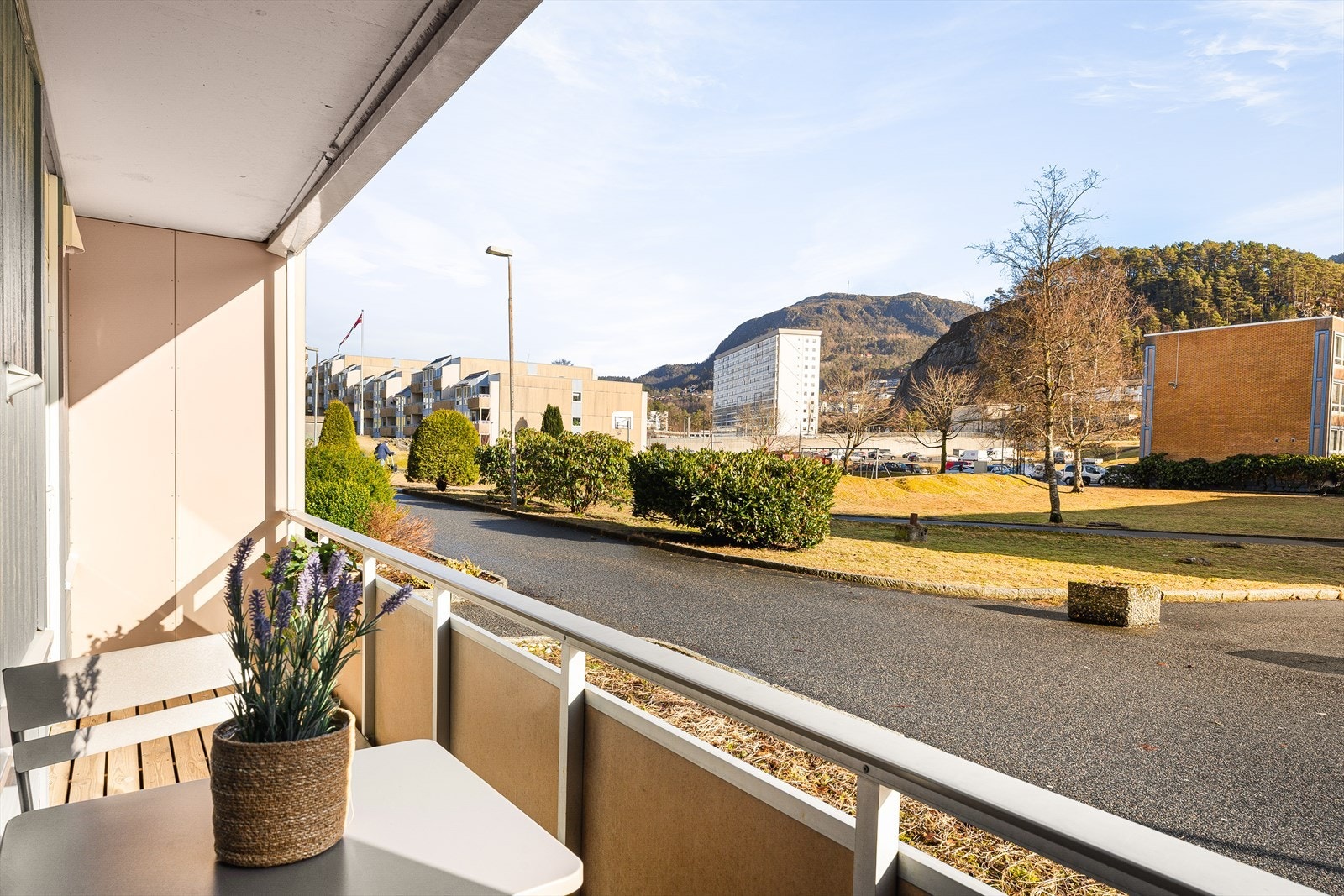 Fra det ene soverommet er det utgang til en østvendt terrasse på ca. 5,7 m². Dette gir en fin forlengelse av rommet og et hyggelig uteareal i tilknytning til soverommet. Galleribilde