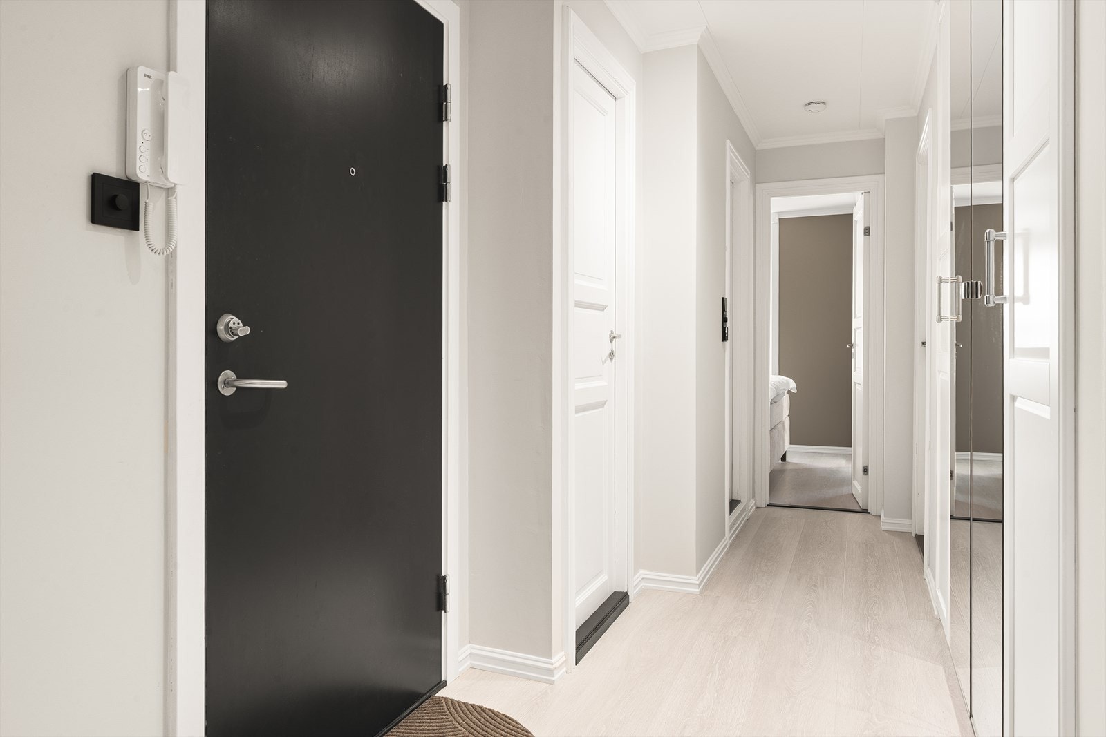 Fra entréen er det naturlig adkomst til toalett og soveromsdelen av boligen. Galleribilde