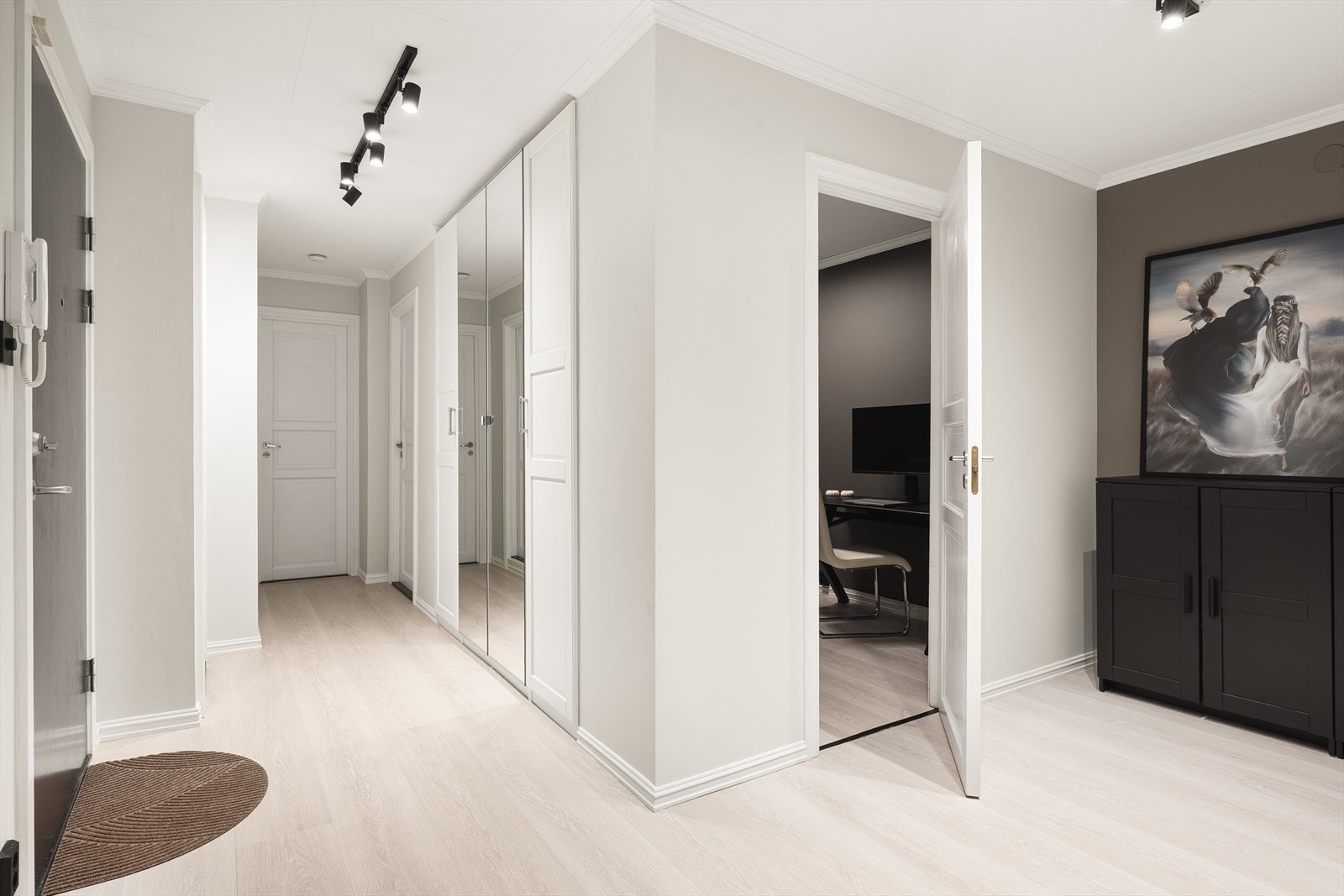 Fra entréen er det videre adkomst til boligens kontor. Galleribilde