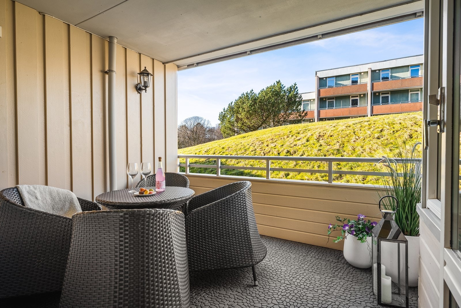 Fra stue- og kjøkkendelen er det utgang til en vestvendt terrasse på ca. 8,1 m². Galleribilde