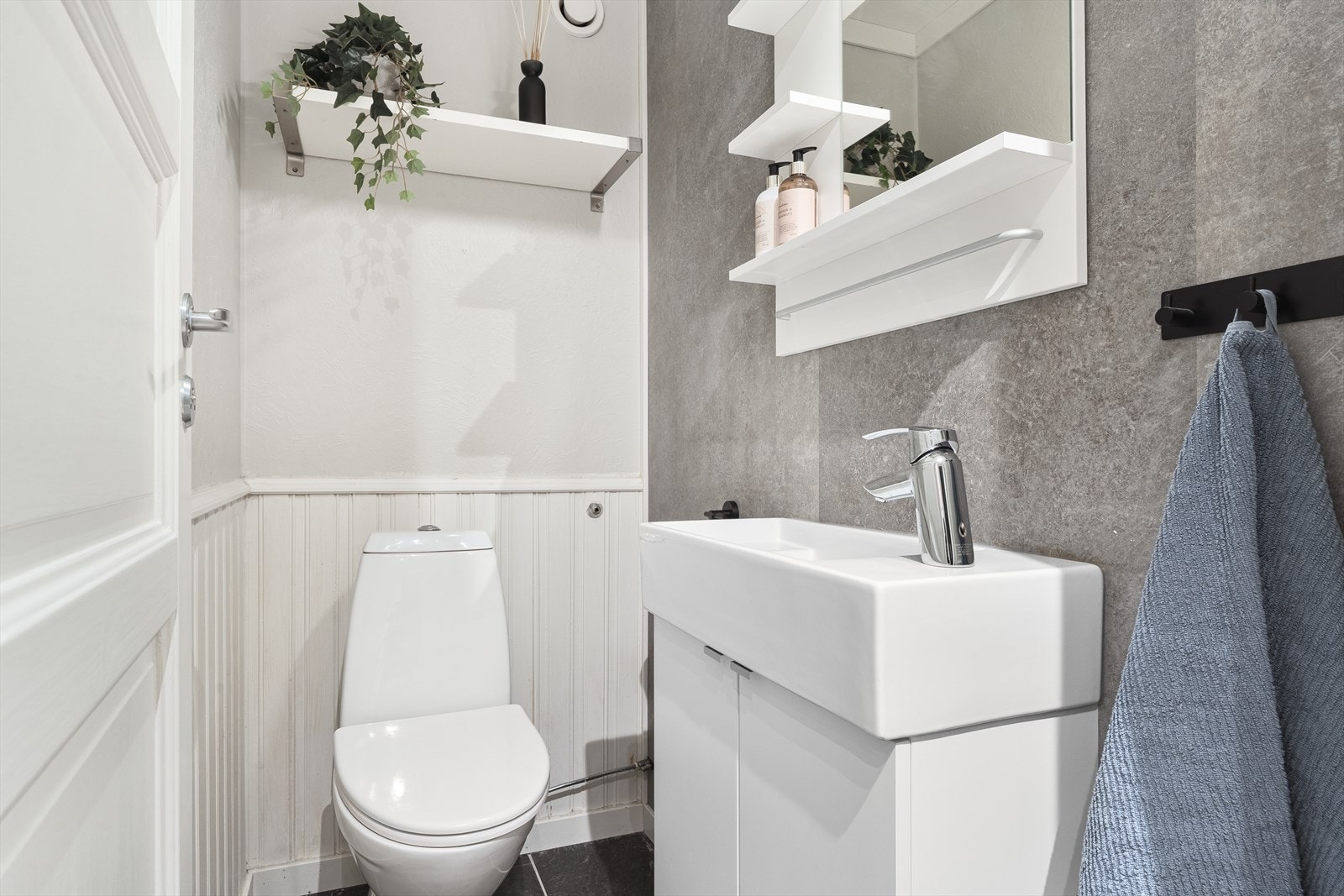 Praktisk toalett i tilknytning til entréen. En god løsning som gjør at hovedbadet kan holdes mer privat. Galleribilde