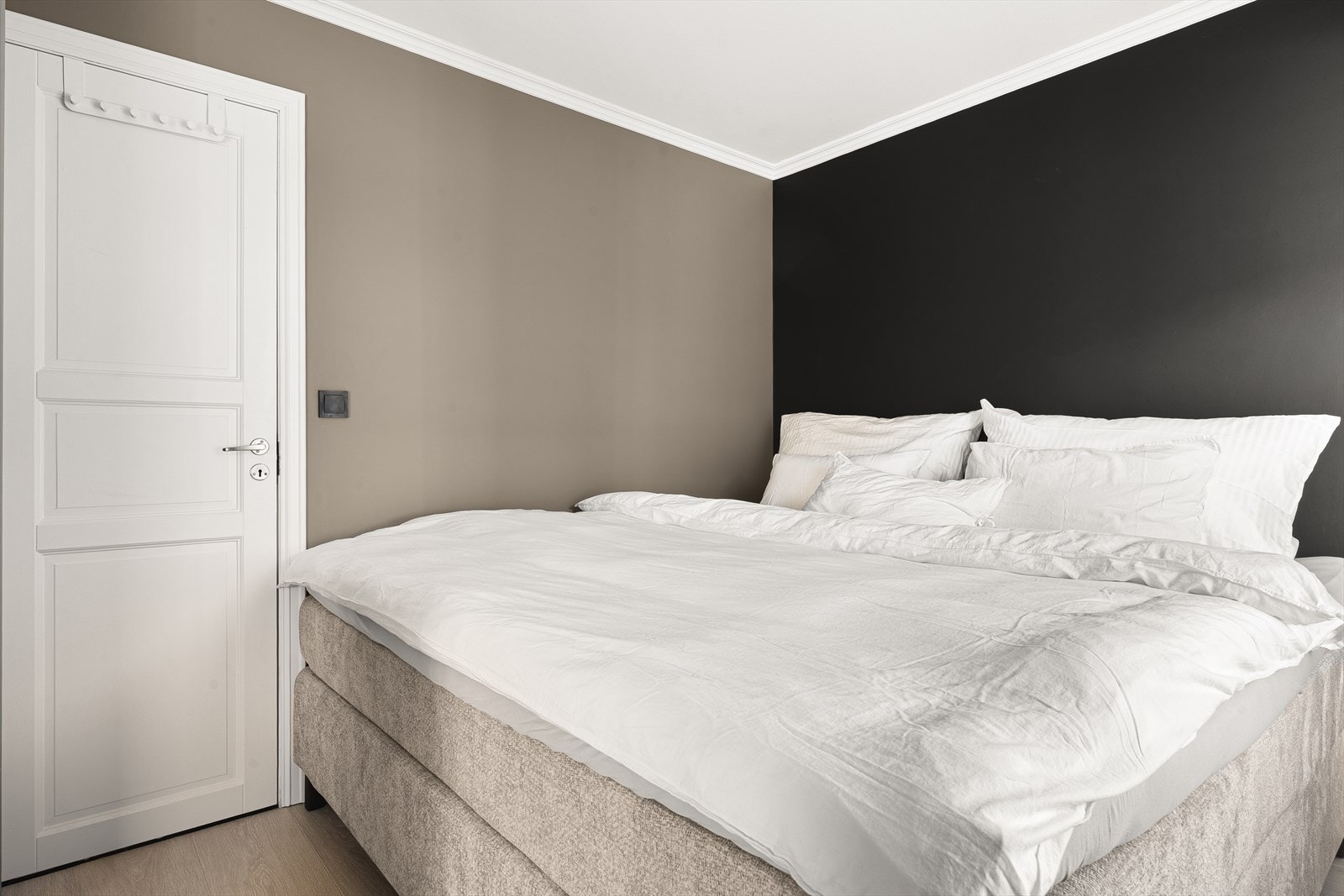 Rommet har god plass til ønsket seng og nattbord, og er malt i lune og behagelige farger. Galleribilde