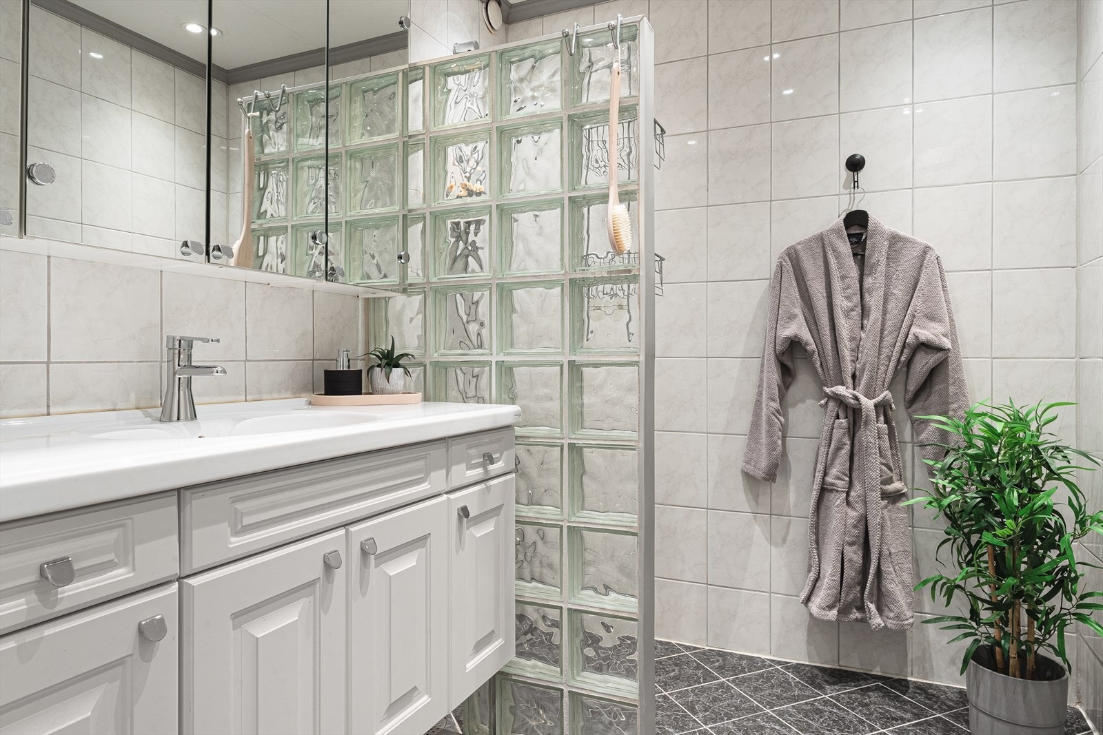 Bad på 3,7 m² med nedfelt servant og tilhørende skapinnredning som gir god oppbevaringsplass. Galleribilde