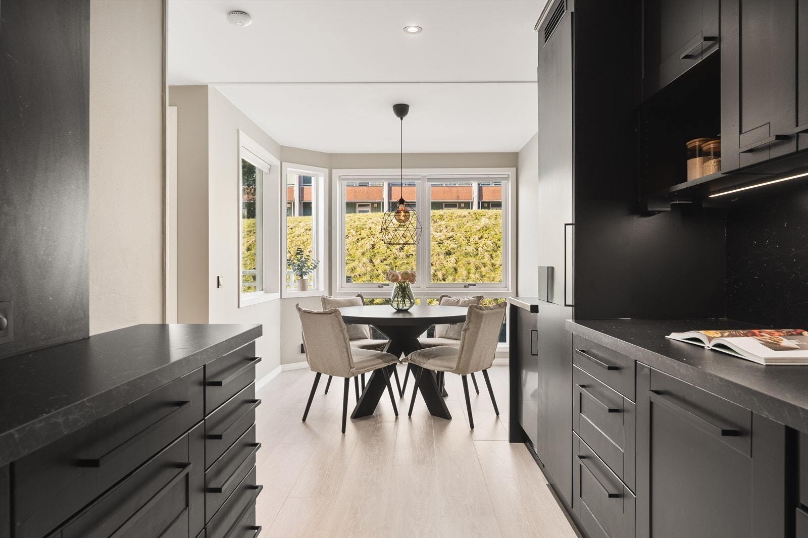 I tilknytning til kjøkkenet er det avsatt plass til spisebord. Galleribilde