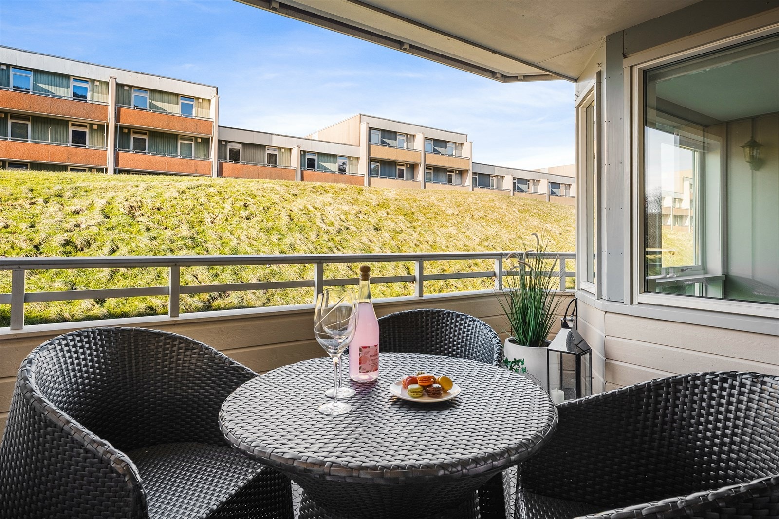 Et fint uteareal som inviterer til å nyte varme dager. Galleribilde