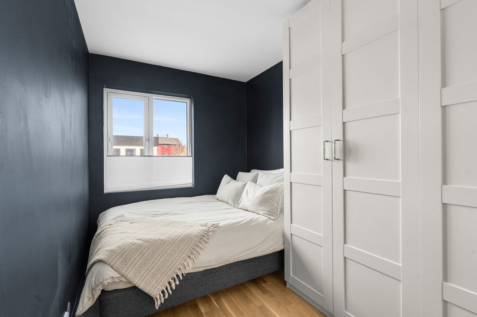 Soverom på gode 8 m² med walk-in-closet. Galleribilde