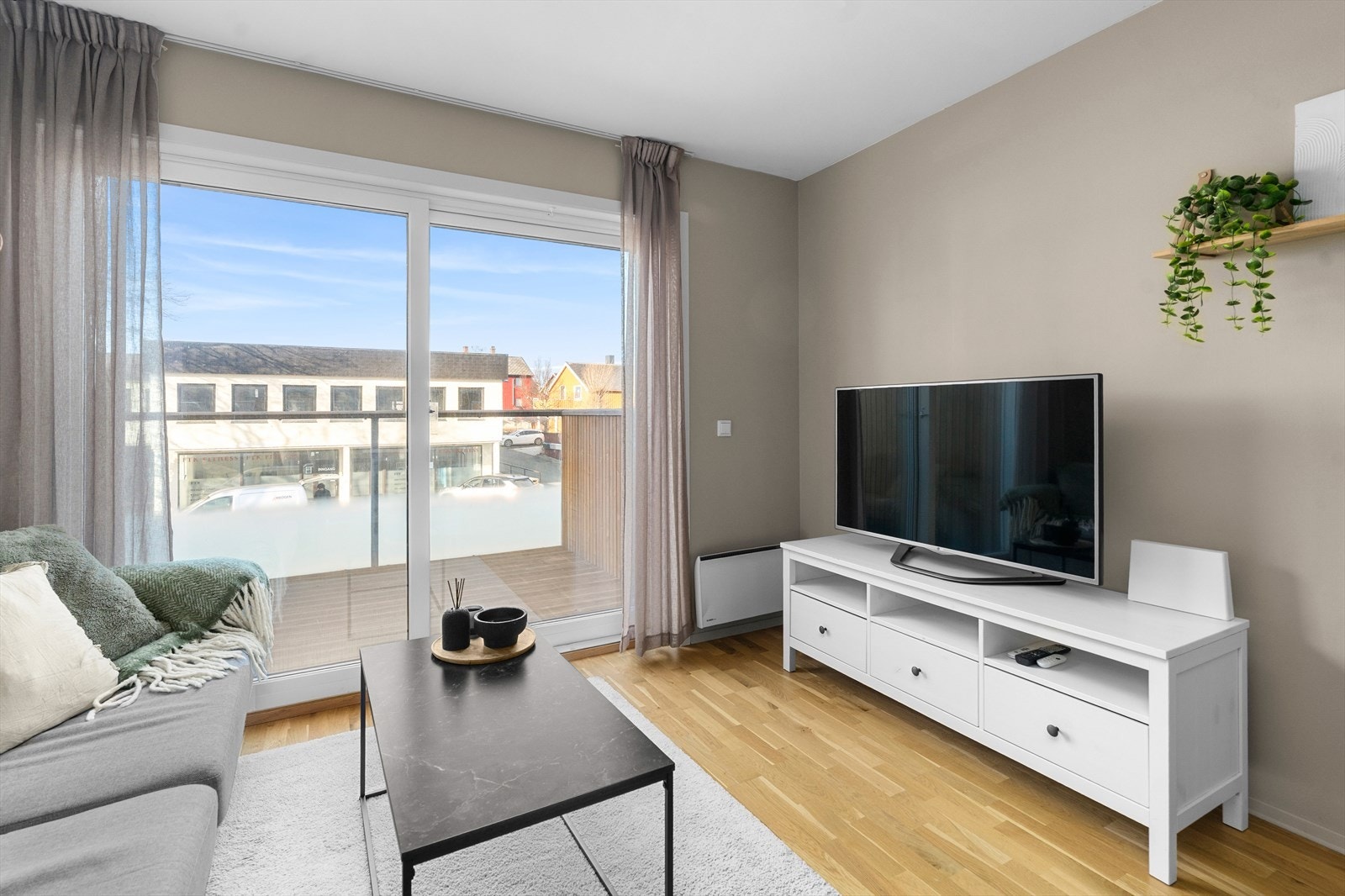 Leiligheten innholder stue og kjøkken i åpen løsning, soverom med bod/walk in-closet og et bad samt bod i kjeller. Galleribilde