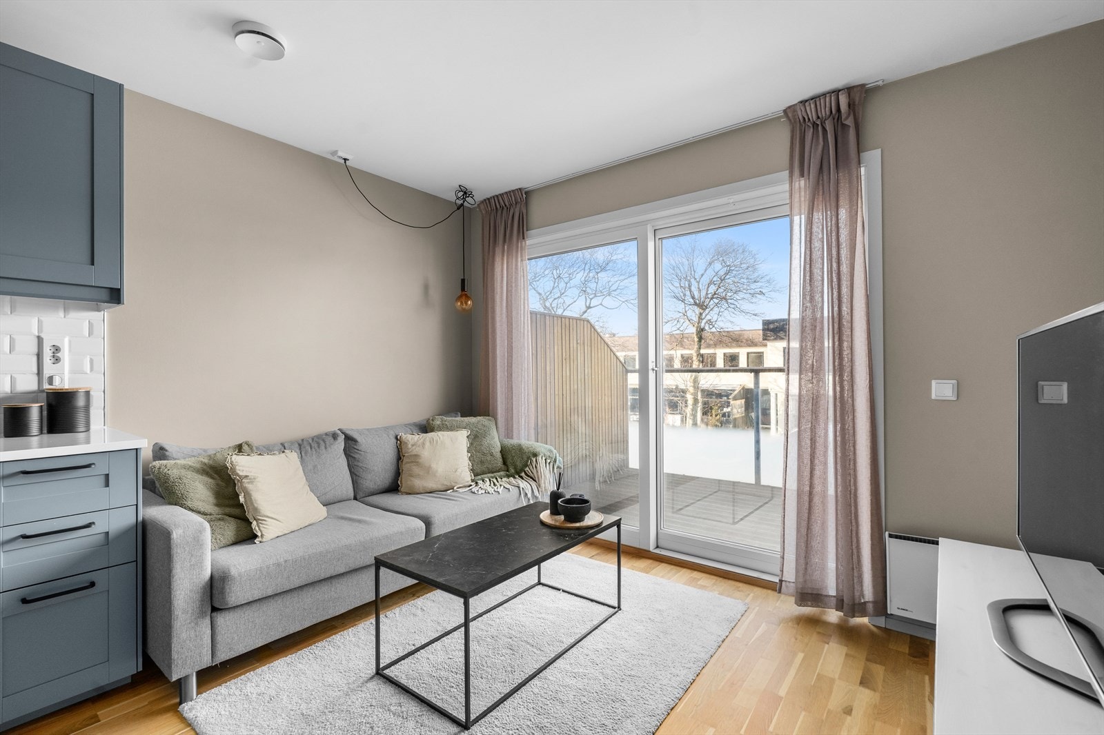 Stuen har en luftig atmosfære og med store vindusflater som sørger for rikelig med naturlig lys-innslipp. Galleribilde