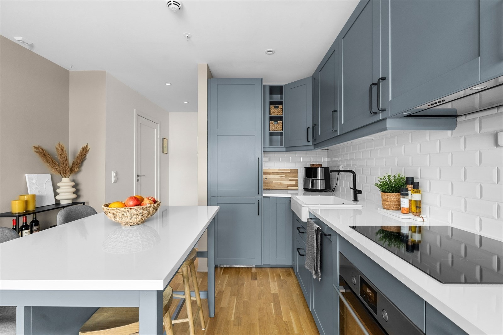 Kjøkkenet byr på integrerte hvitevarer som kjøle/fryseskap, vask, ovn, stekeplate og vaskemaskin. Integrerte hvitevarer medfølger handelen. Galleribilde