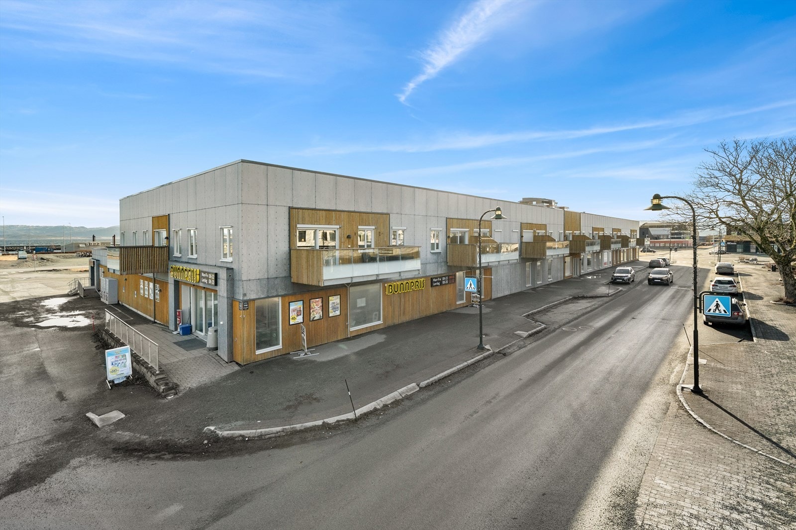 Leiligheten ligger midt i Brekstad sentrum. Så her har man alt av butikker, skoler, barnehage, treningssenter og hurtigmåteterminal i umiddelbar nærhet. Galleribilde