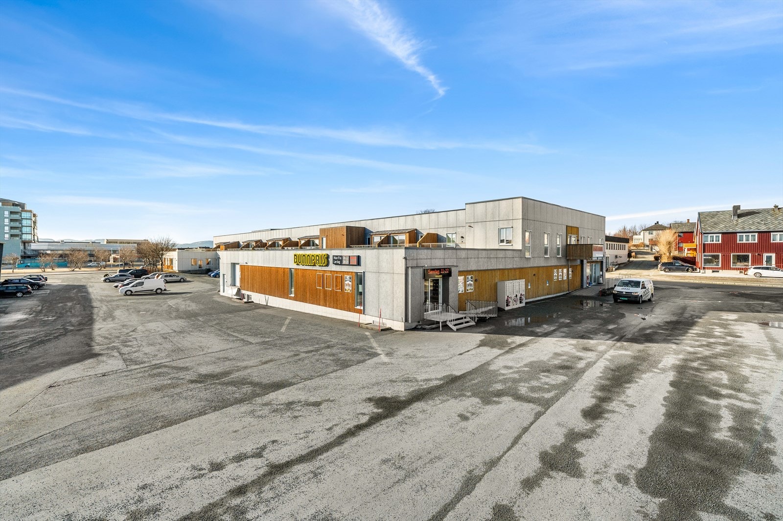 Parkering på baksiden av bygget. Galleribilde