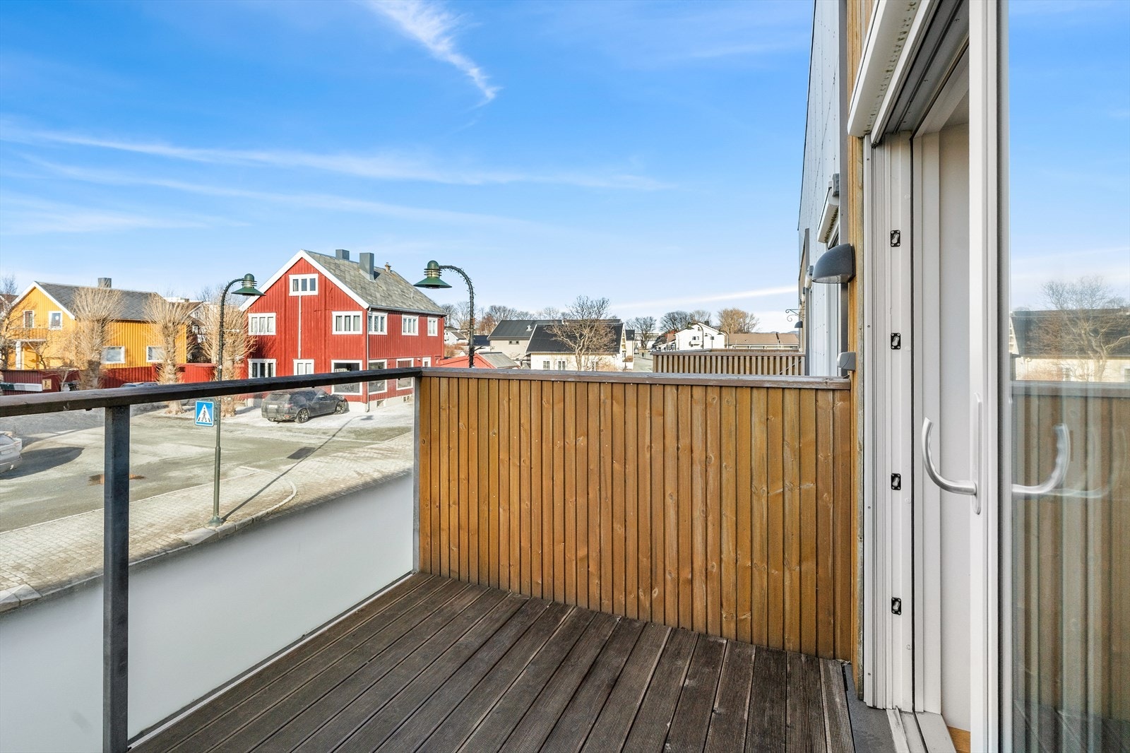 Flott balkong med gode solforhold - med skyvedør virker balkongen som en naturlig forlengelse av stuen. Galleribilde