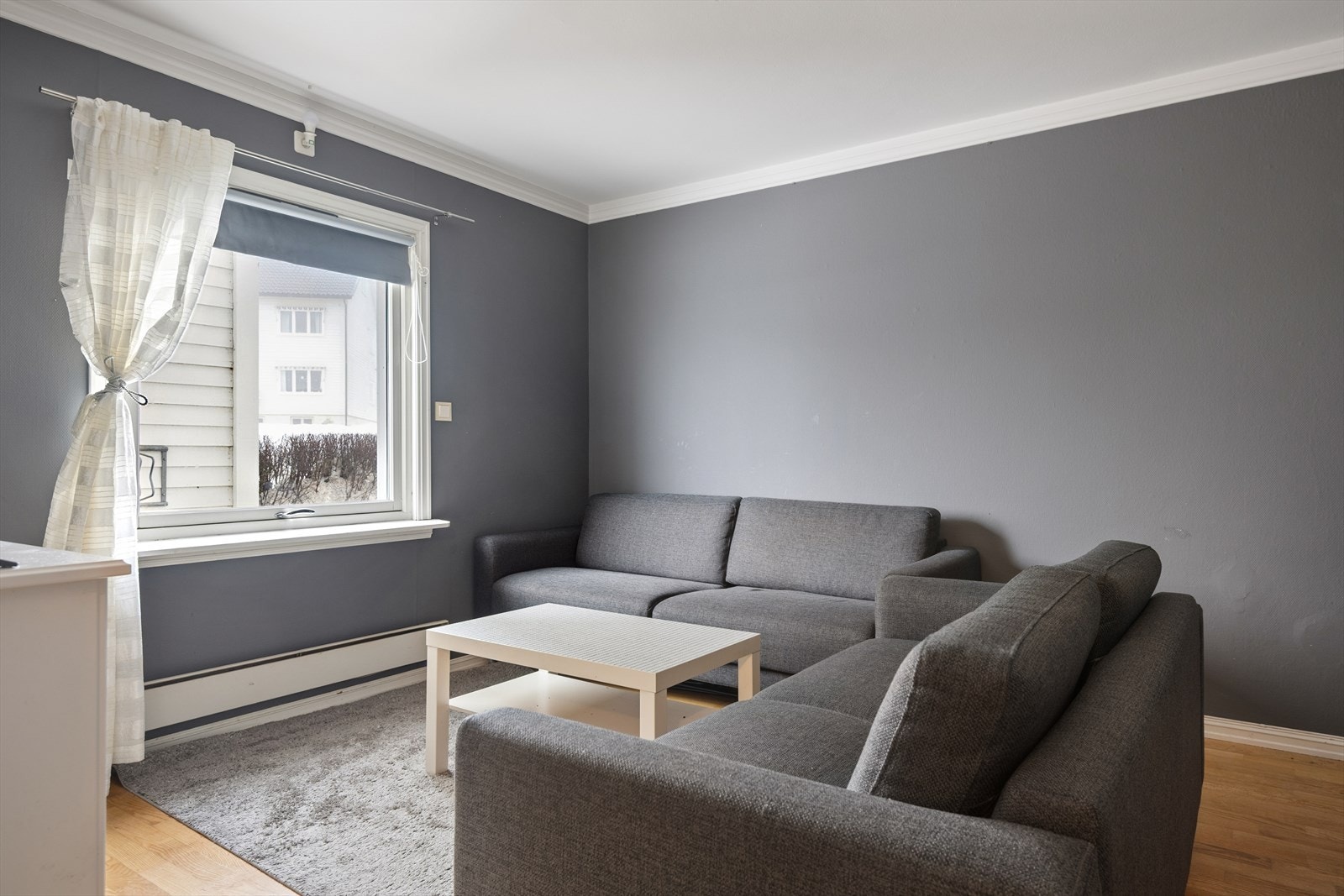 Dette er en 2-roms selveierleilighet beliggende praktisk til i byggets første etasje. Galleribilde